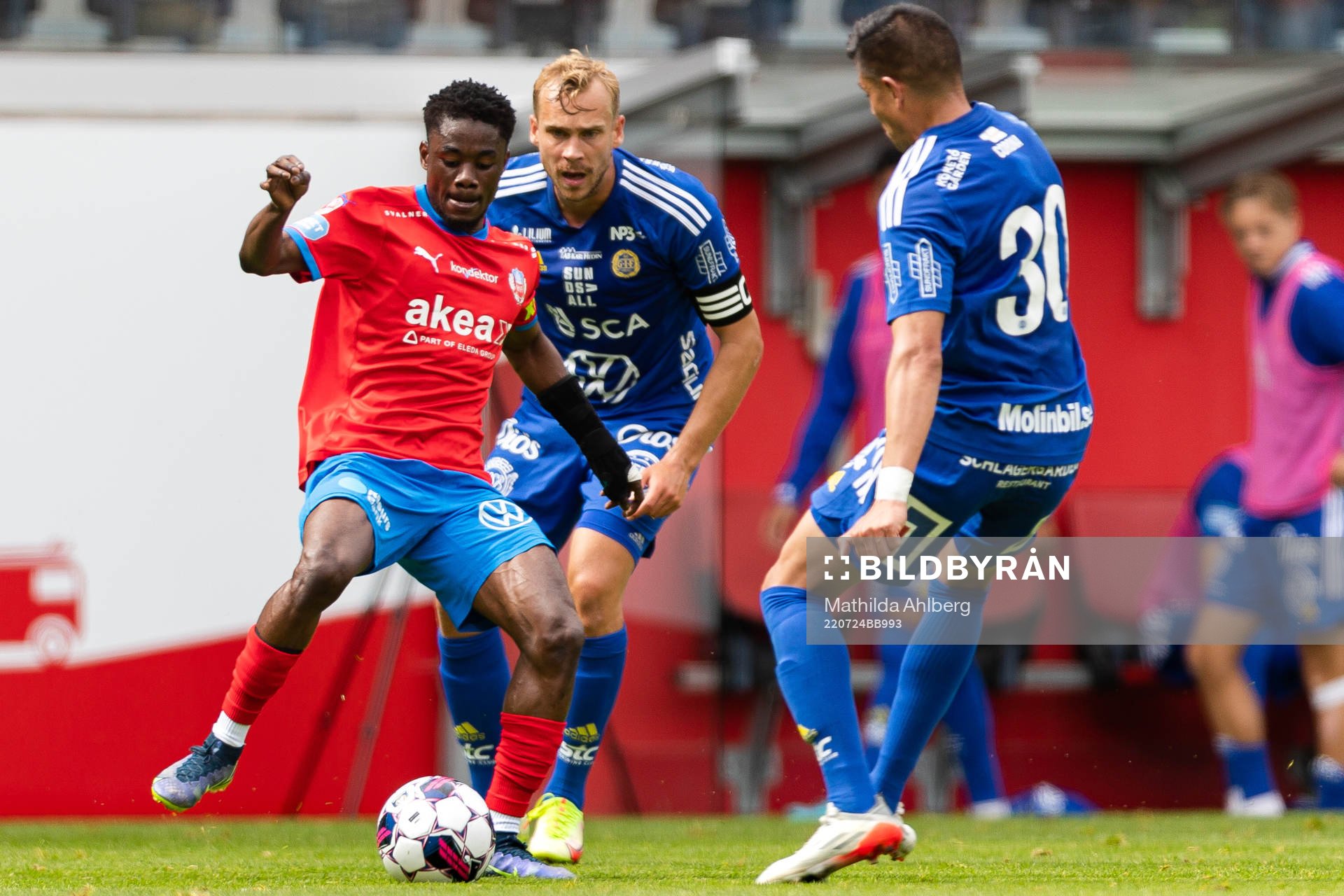 Helsingborgs Joseph Amoako i en kamp mot GIF Sundsvalls