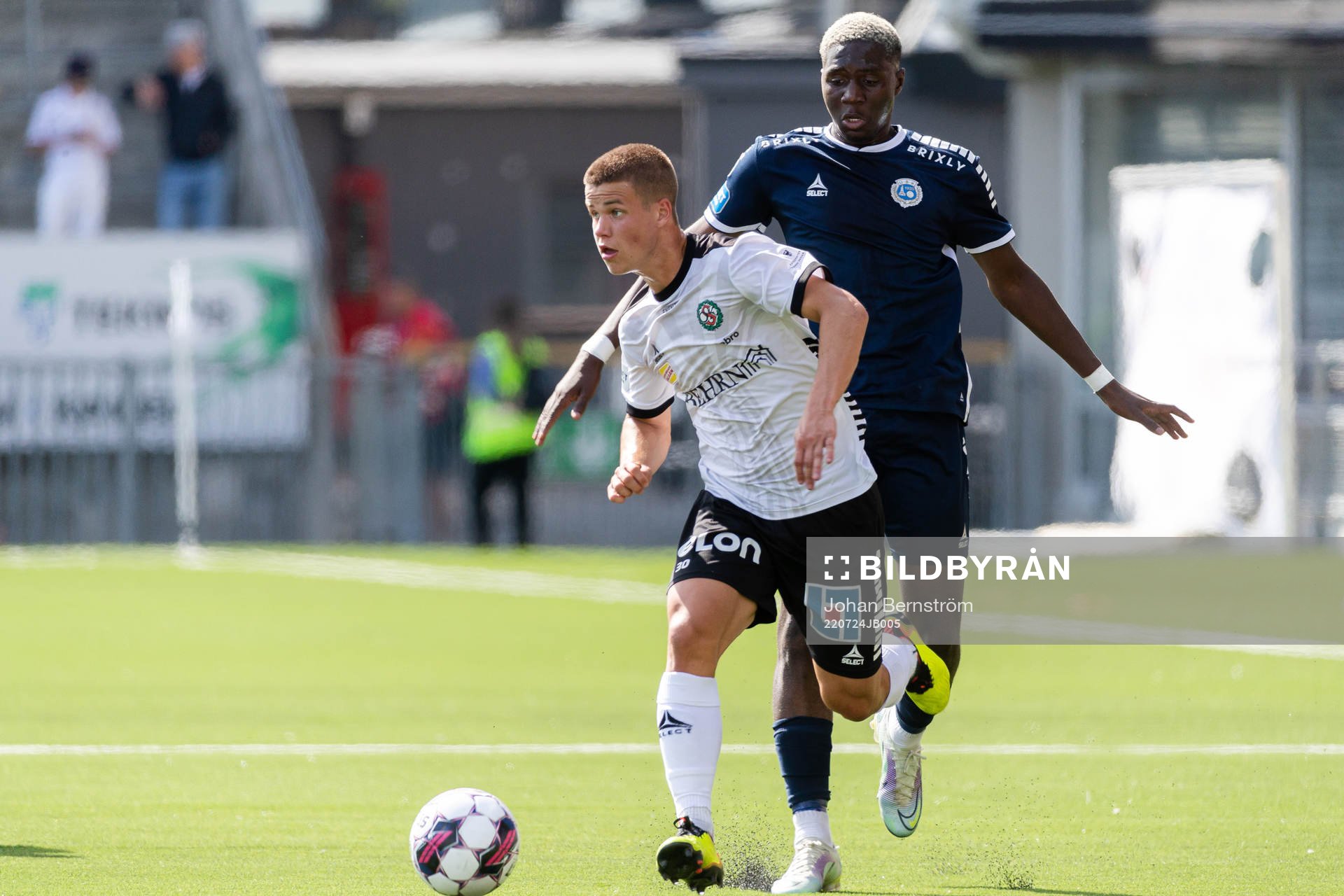 Örebros Samuel Dahl och Utsiktens Diocounda Gory under fotbollsmatchen i Superettan mellan Örebro och Utsikten den 24 juli 2022 i Örebro. 