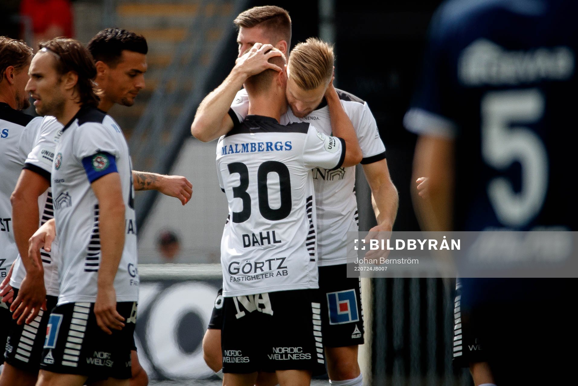 Örebros Erik Björndahl jublar vid 1-0