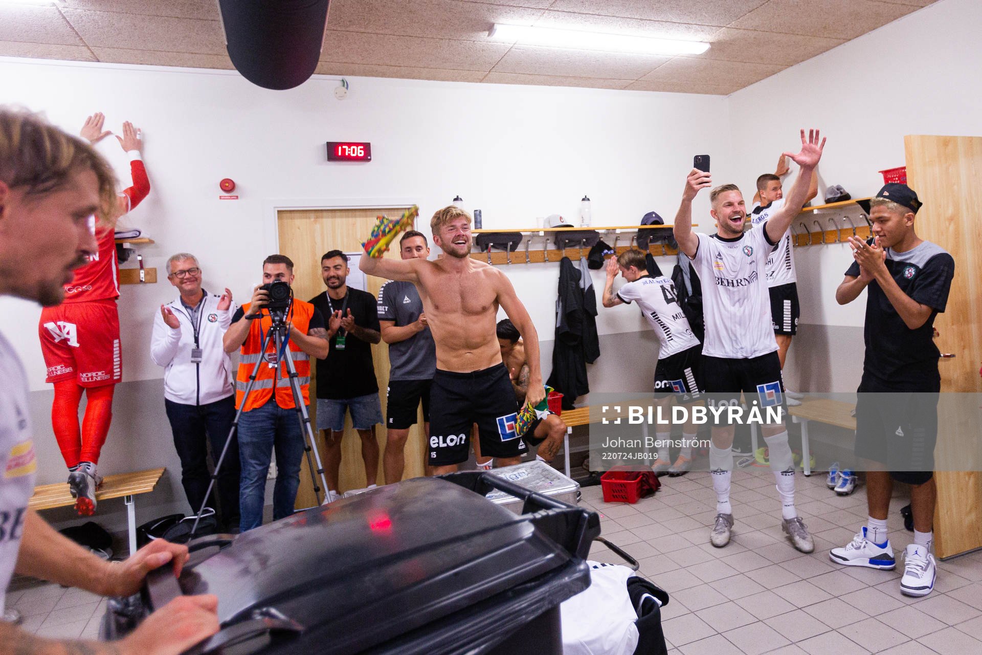 Örebros spelare jublar i omklädningsrummet