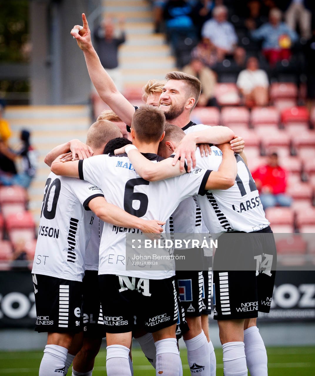 Örebros Daniel Gustavsson gör 2-0 och jublar med Axel