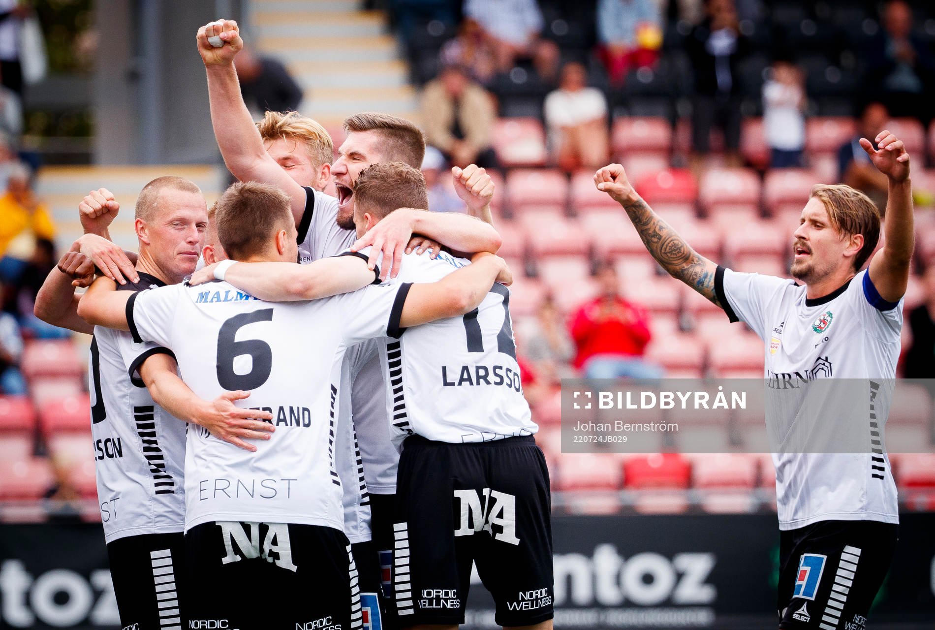 Örebros Daniel Gustavsson gör 2-0 och jublar med Axel