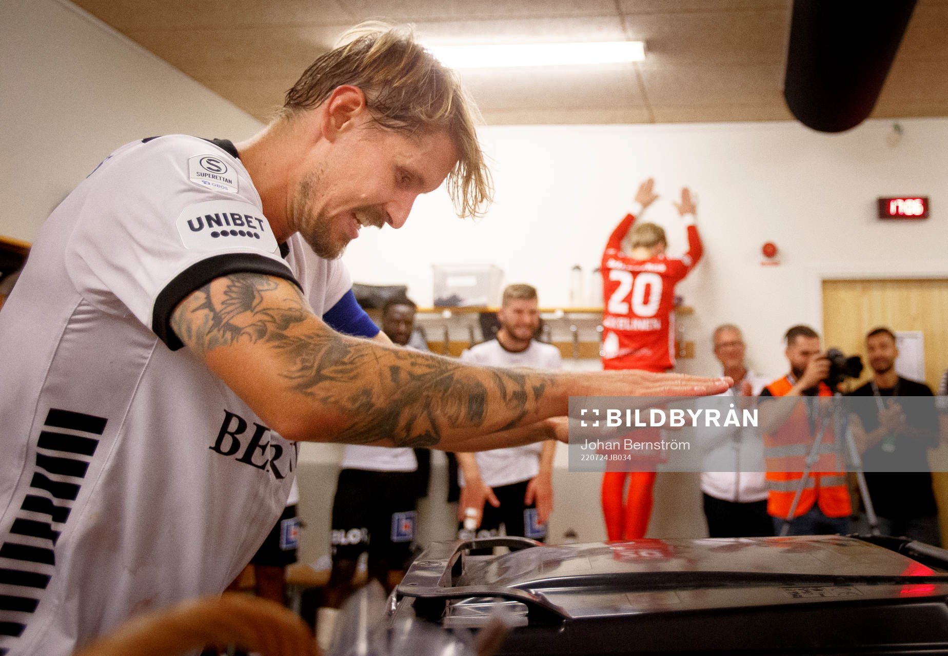 Örebros Daniel Björnquist firar i omklädningsrummet