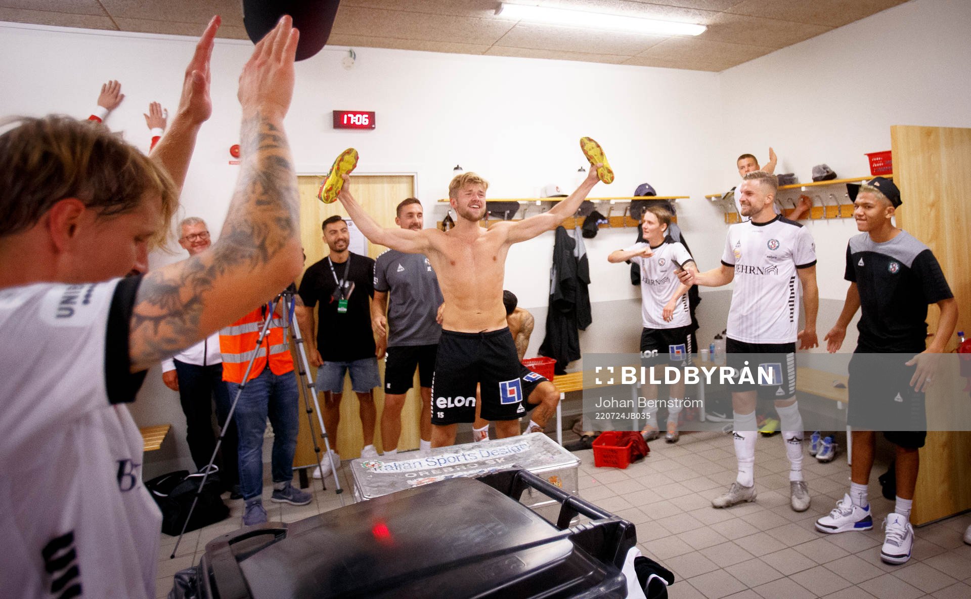 Örebros Niclas Bergmark  firar i omklädningsrummet