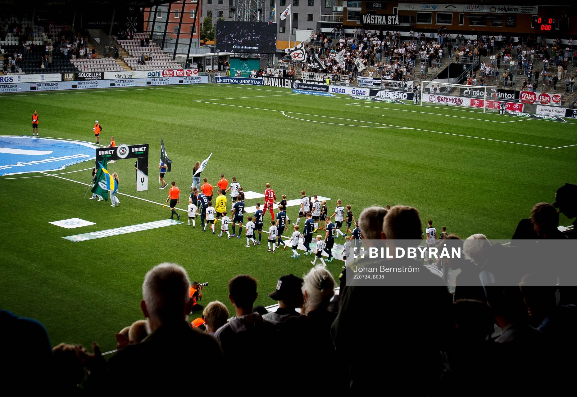 Spelarna på väg ut till fotbollsmatchen i Superettan mellan Örebro och Utsikten den 24 juli 2022 i Örebro. 