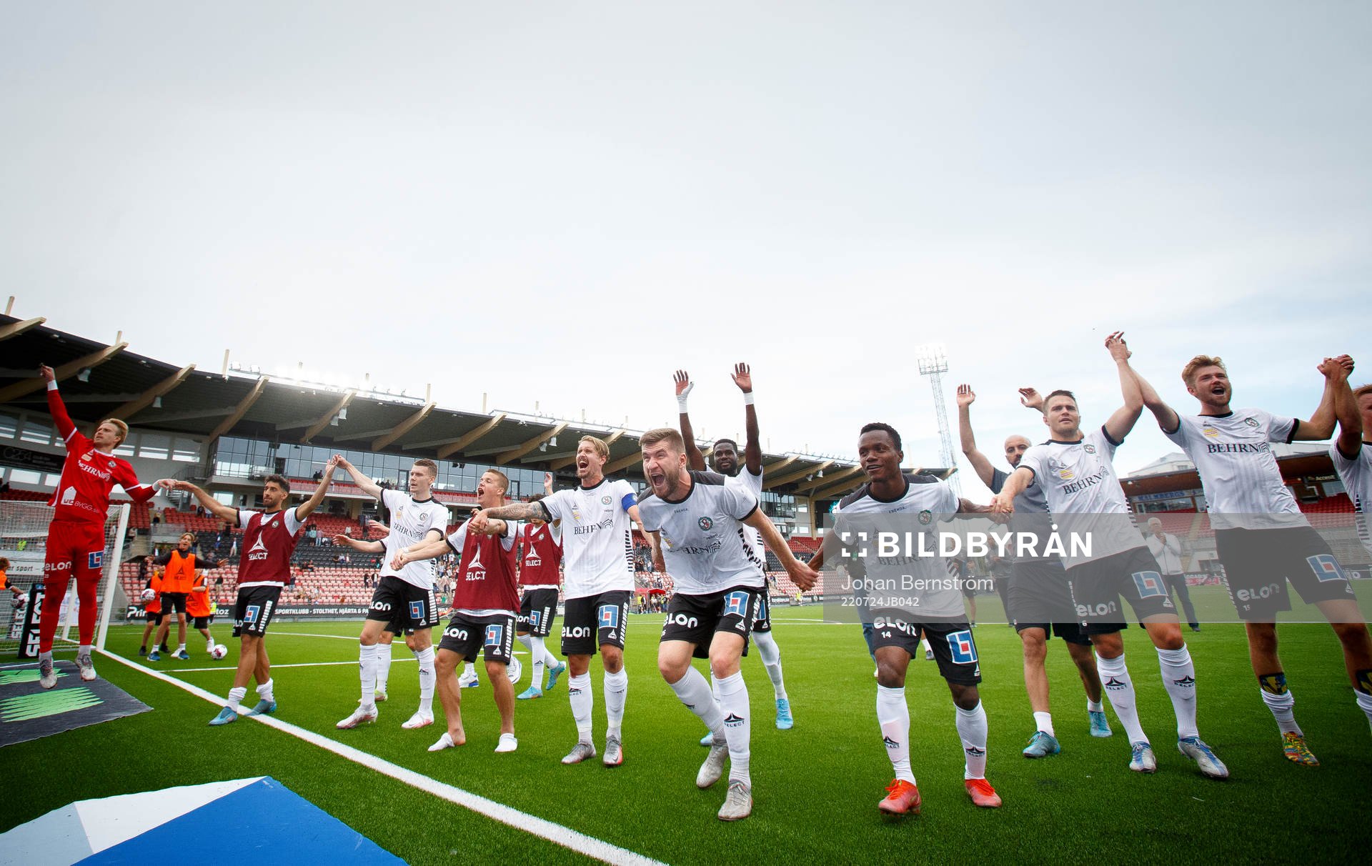 Örebro Jake Larsson och Axel Andresson jublar