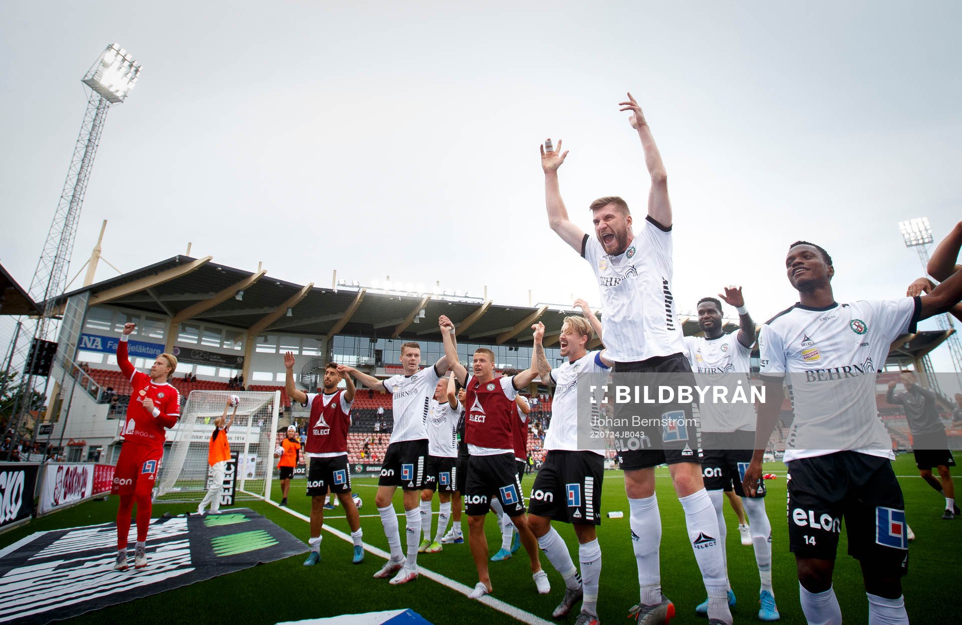 Örebro Jake Larsson och Axel Andresson jublar