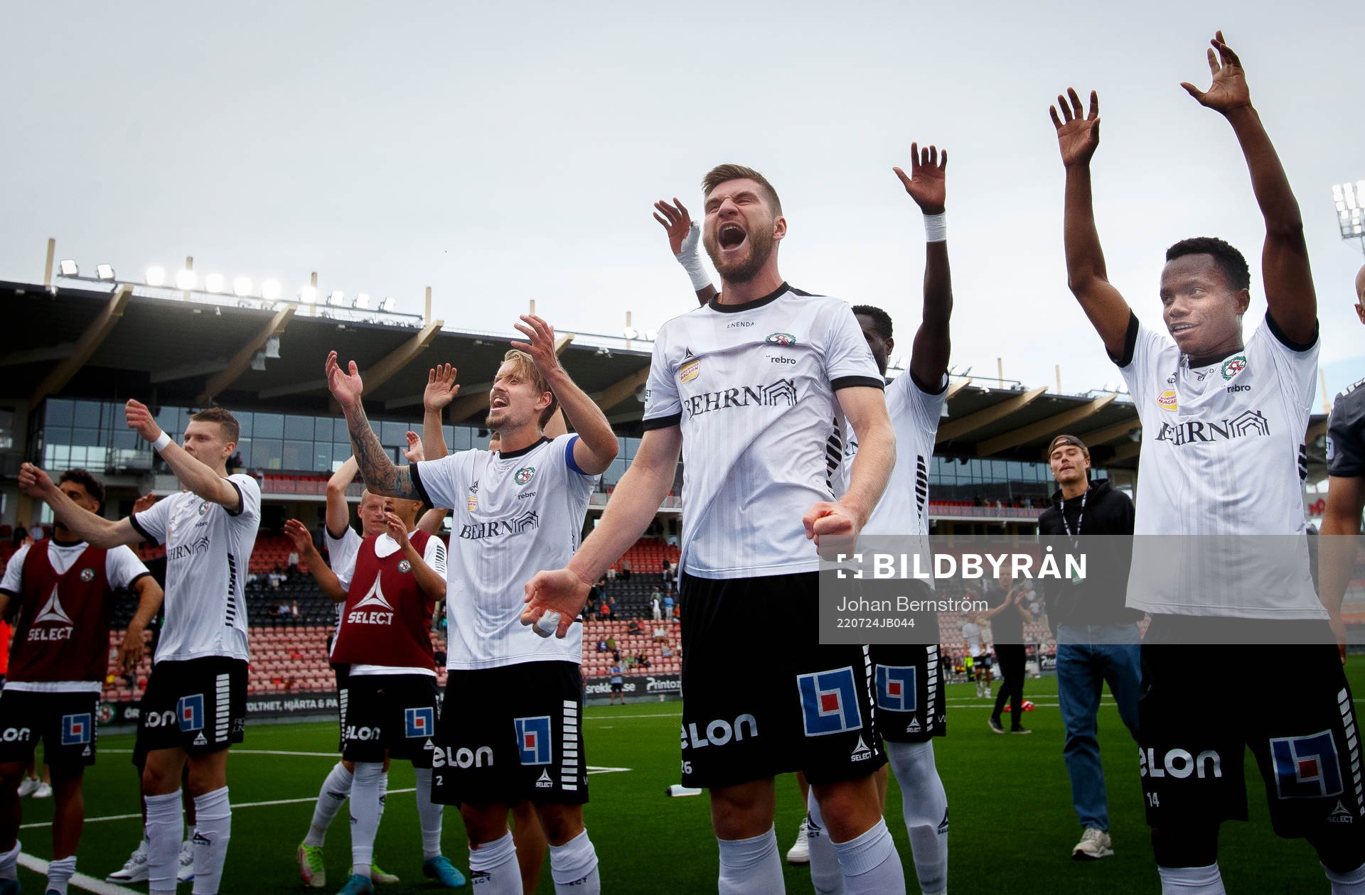 Örebro Axel Andresson jublar efter fotbollsmatchen i Superettan mellan Örebro och Utsikten den 24 juli 2022 i Örebro. 