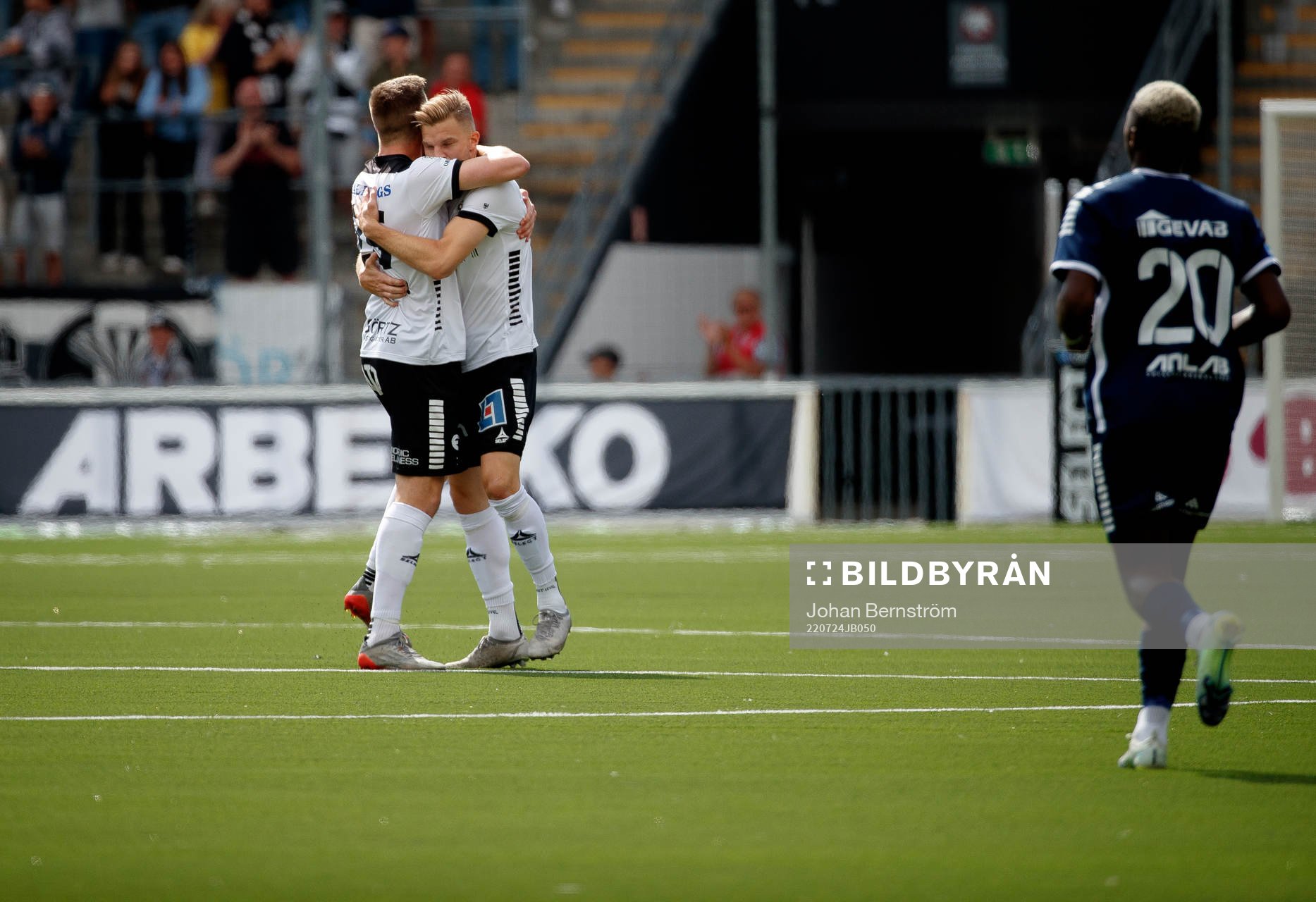 Örebros Erik Björndahl gör 1-0 och jublar