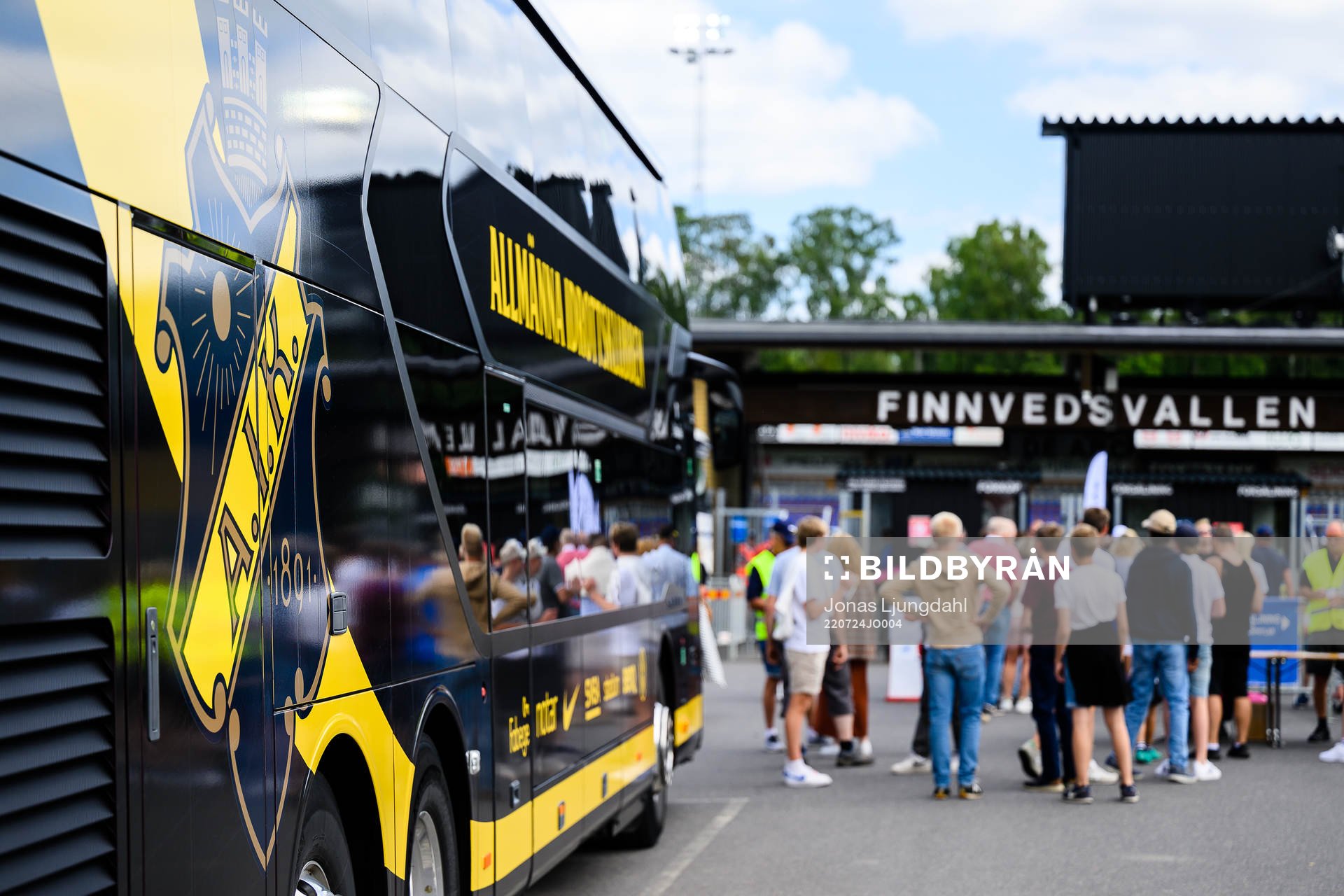 s spelarbuss utanför Finnvedsvallen före fotbollsmatchen