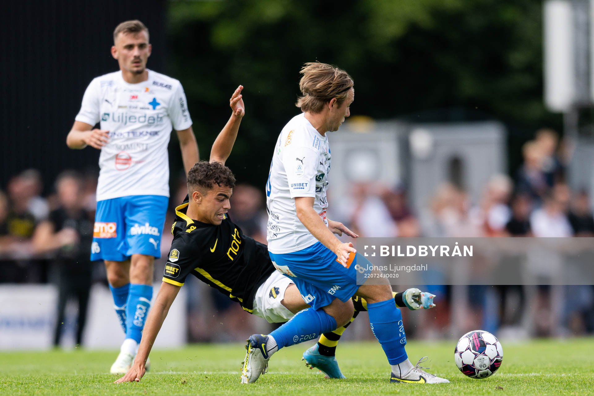AIKs Yasin Ayari och Värnamos William Kenndal under fotbollsmatchen i Allsvenskan mellan Värnamo och AIK den 24 juli 2022 i Värnamo. 