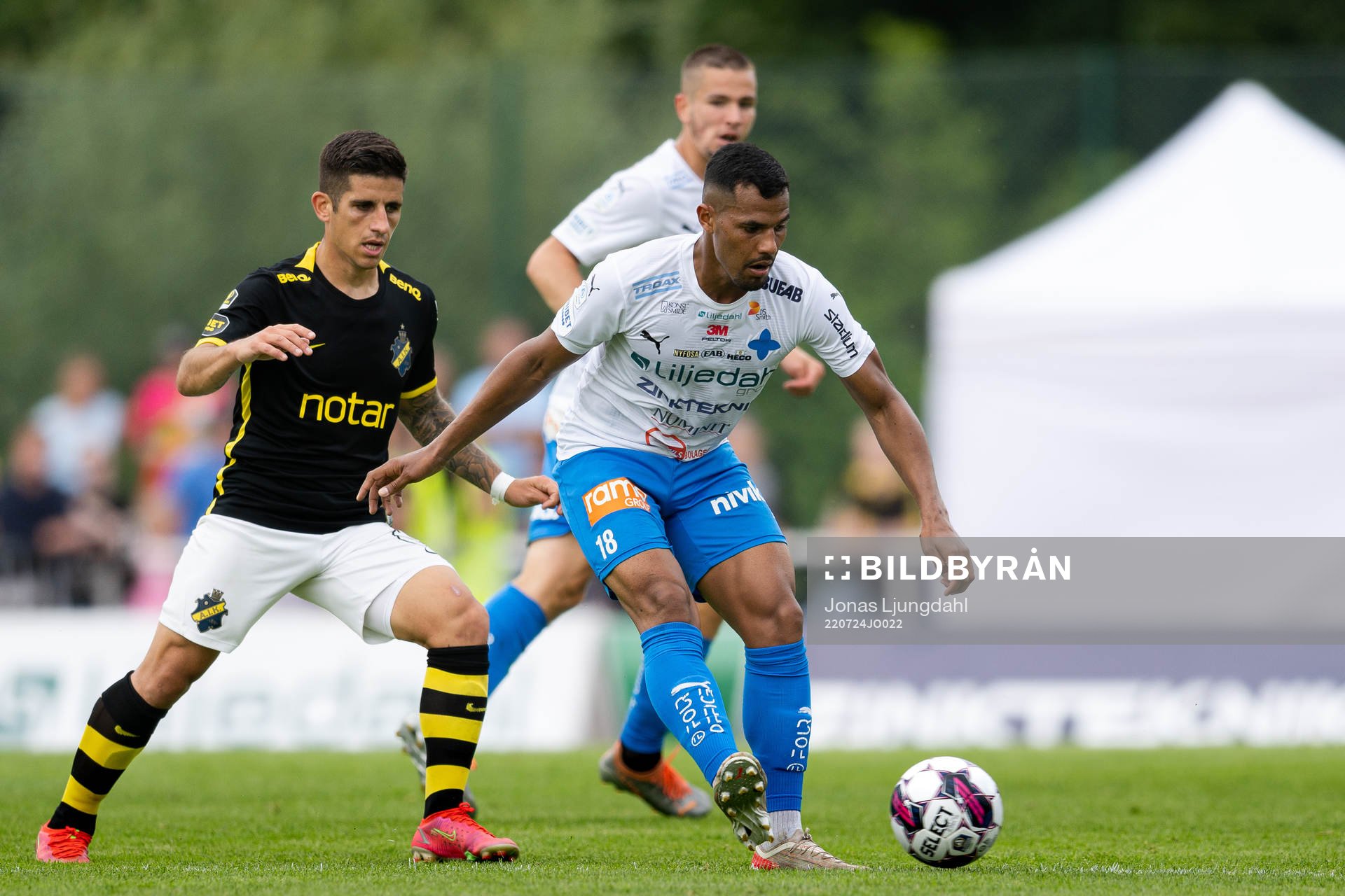 AIKs Nicolas Stefanelli och Värnamos Wenderson Oliveira do