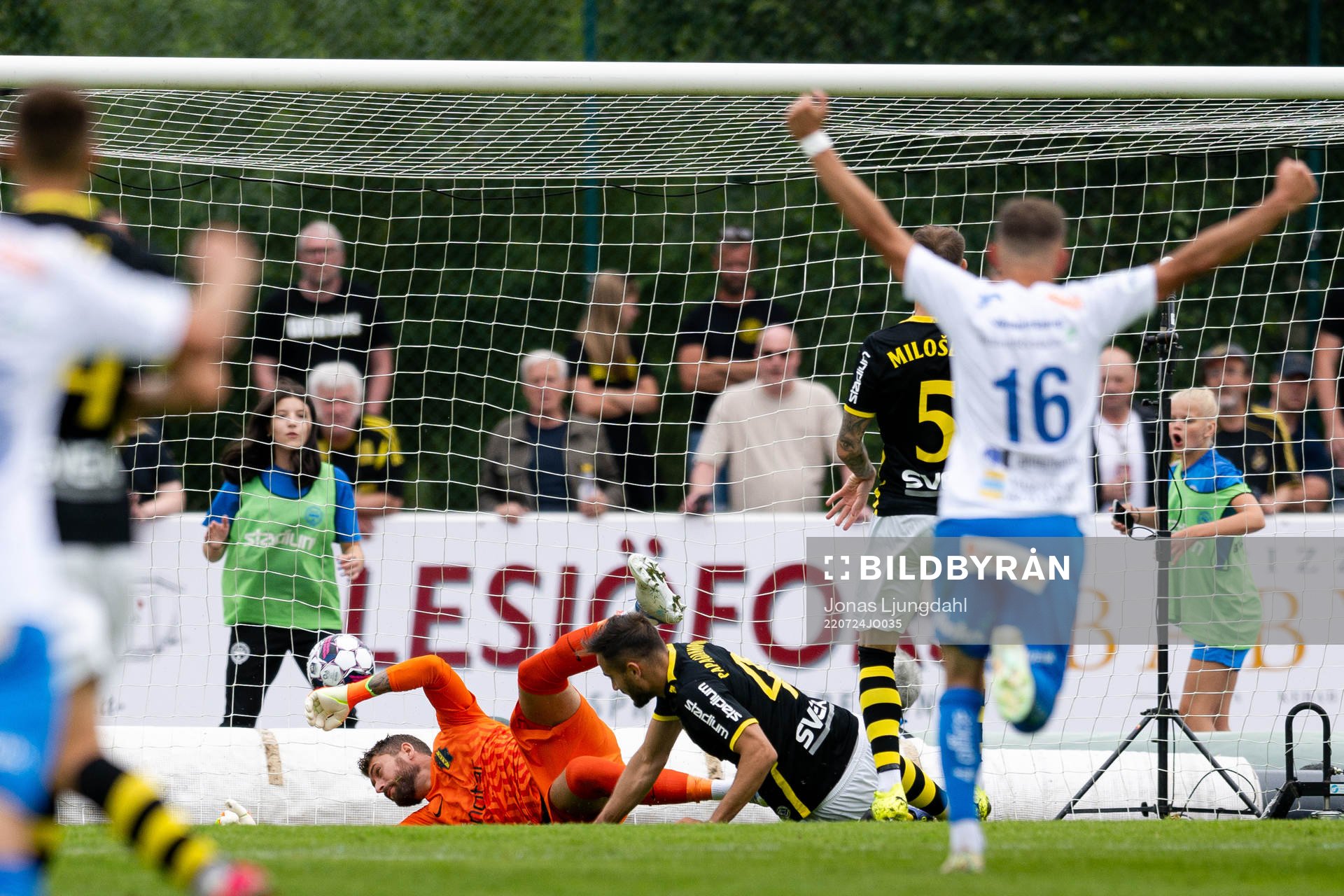 Värnamos Marcus Antonsson, ej i bild, gör 1-1 bakom AIKs