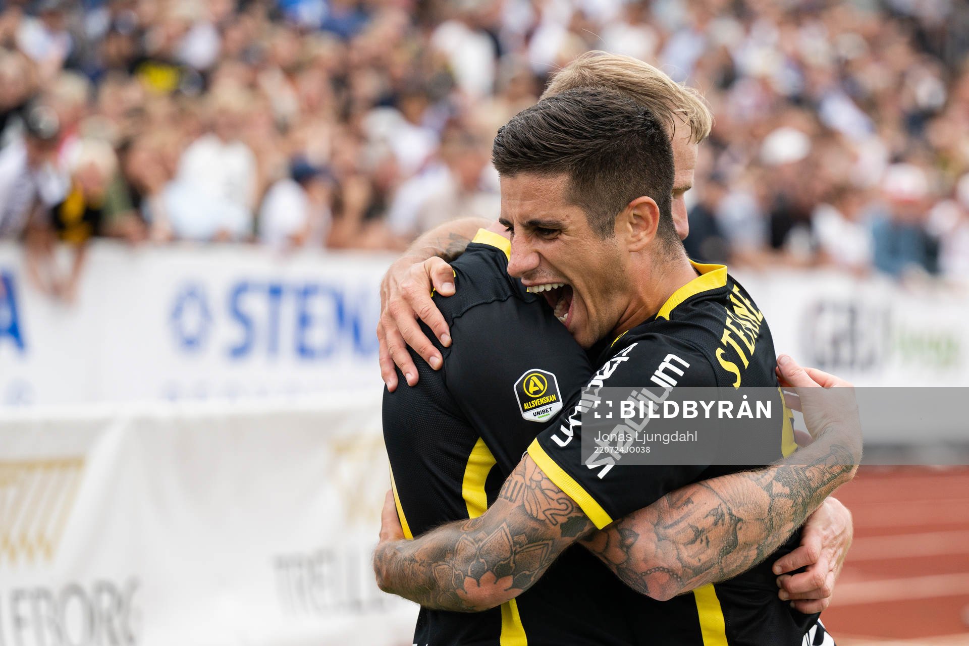 AIKs John Guidetti och Nicolas Stefanelli jublar