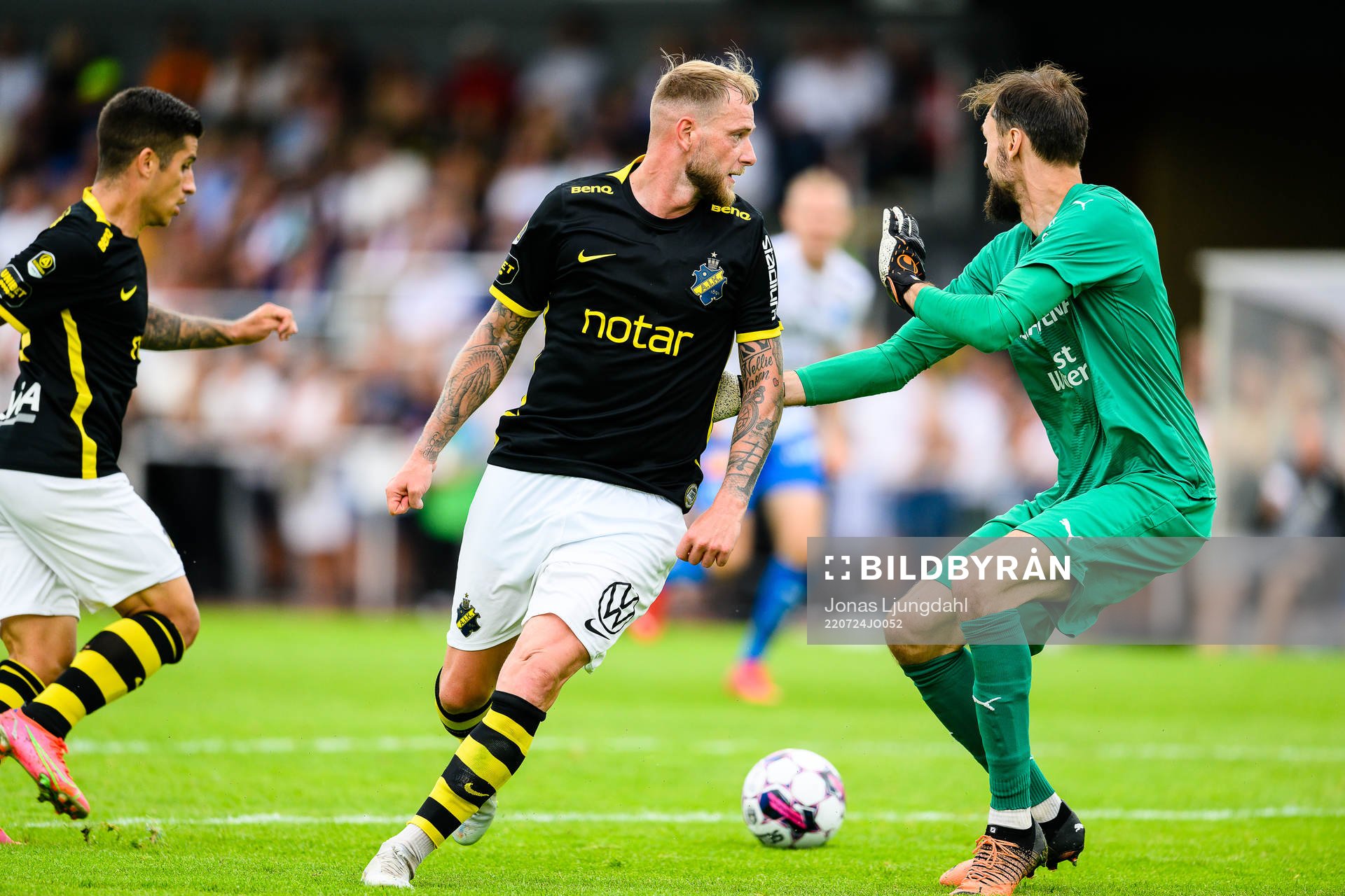 AIK:s John Guidetti och Värnamos målvakt Pilip Vaitsiakhovich under fotbollsmatchen i Allsvenskan mellan Värnamo och AIK den 24 juli 2022 i Värnamo. 