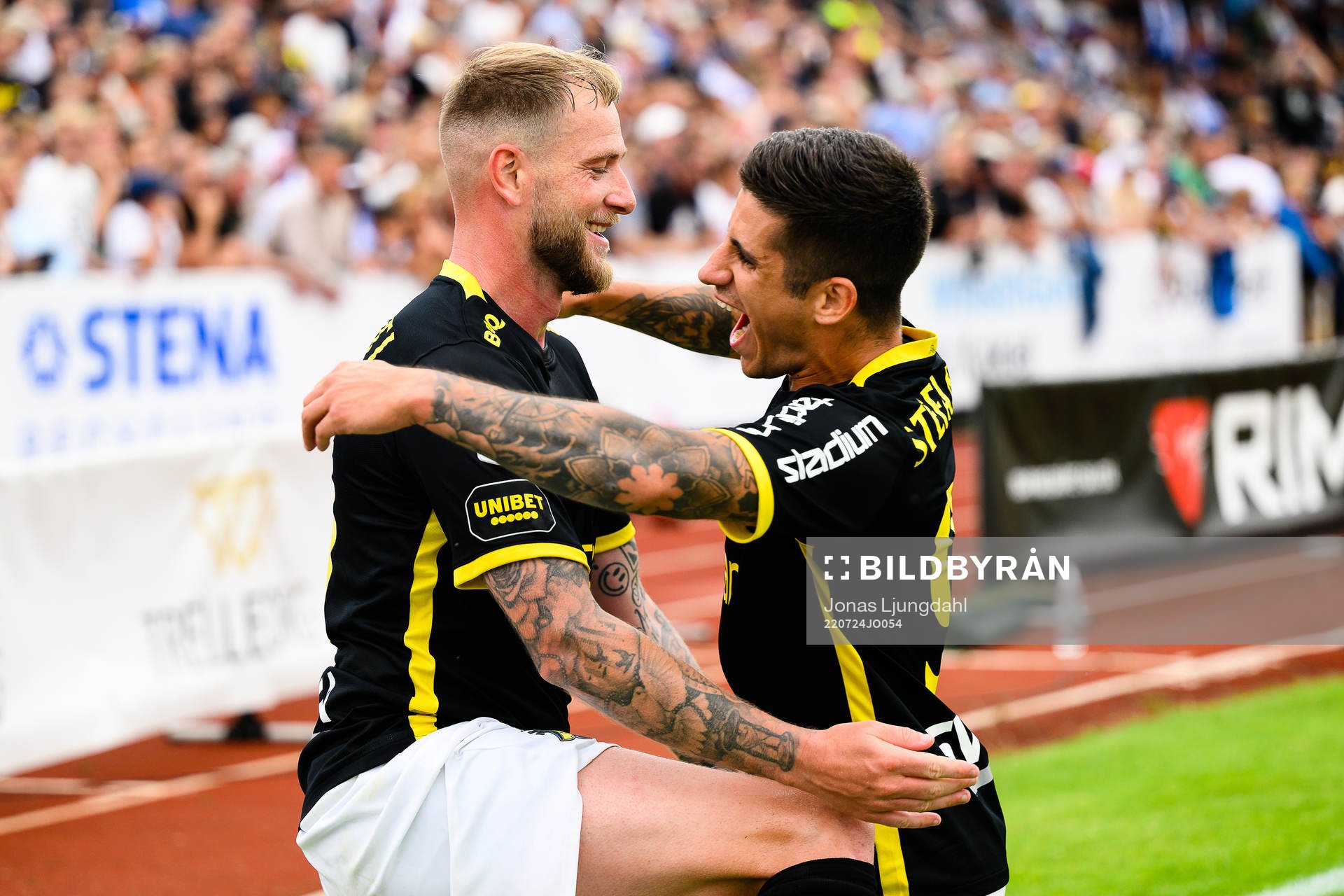 s John Guidetti och Nicolas Stefanelli jublar