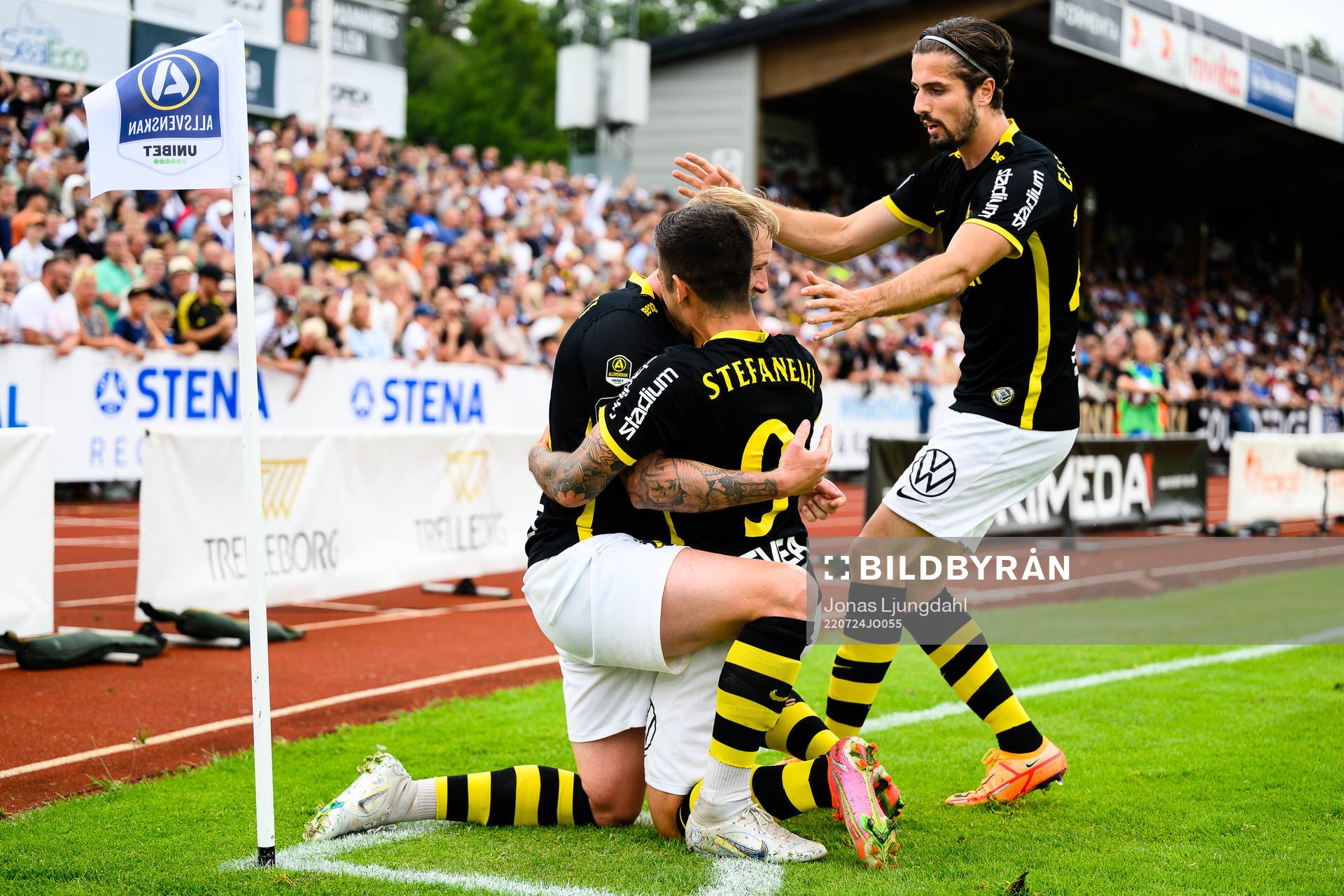 s John Guidetti, Nicolas Stefanelli och AIK:s Zachary