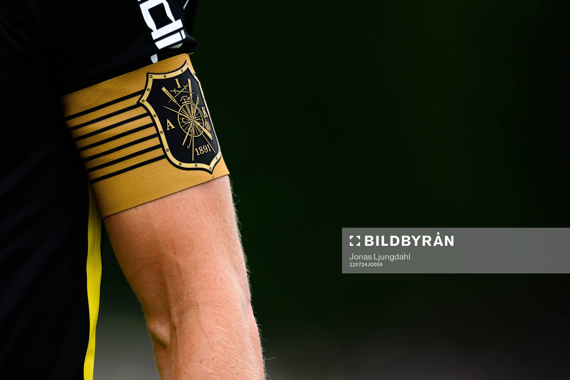 AIK:s kaptensbindel under fotbollsmatchen i Allsvenskan mellan Värnamo och AIK den 24 juli 2022 i Värnamo. 
