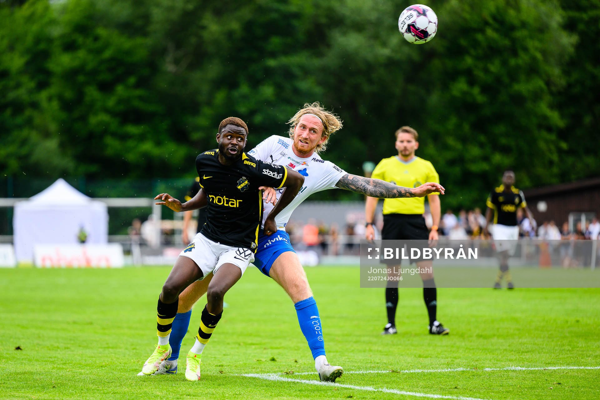 AIK:s Benjamin Mbunga Kimpioka och Värnamos Hampus Näsström under fotbollsmatchen i Allsvenskan mellan Värnamo och AIK den 24 juli 2022 i Värnamo.