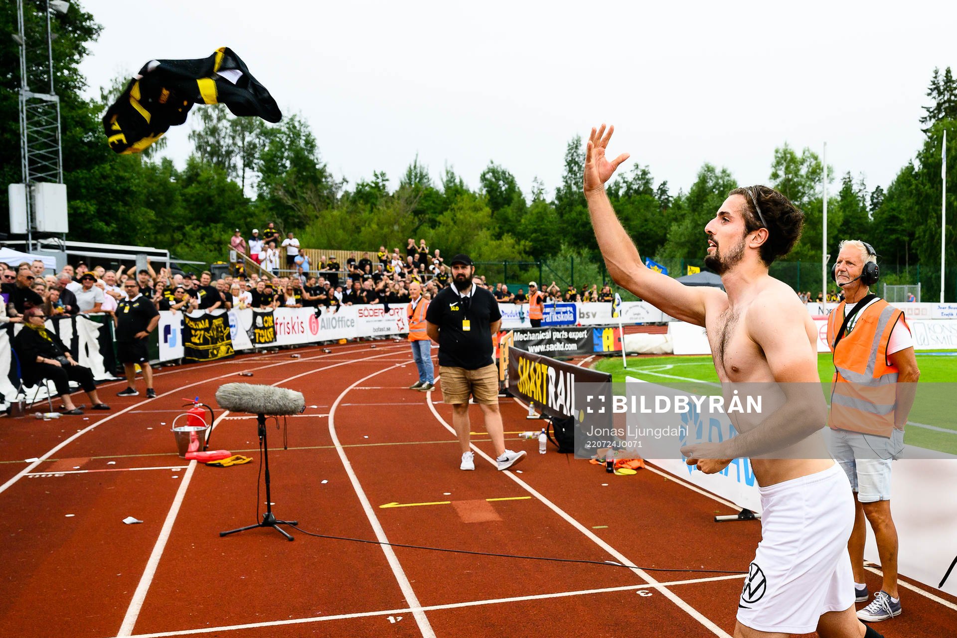 s Zachary Elbouzedi  kastar sin tröja till supportarna