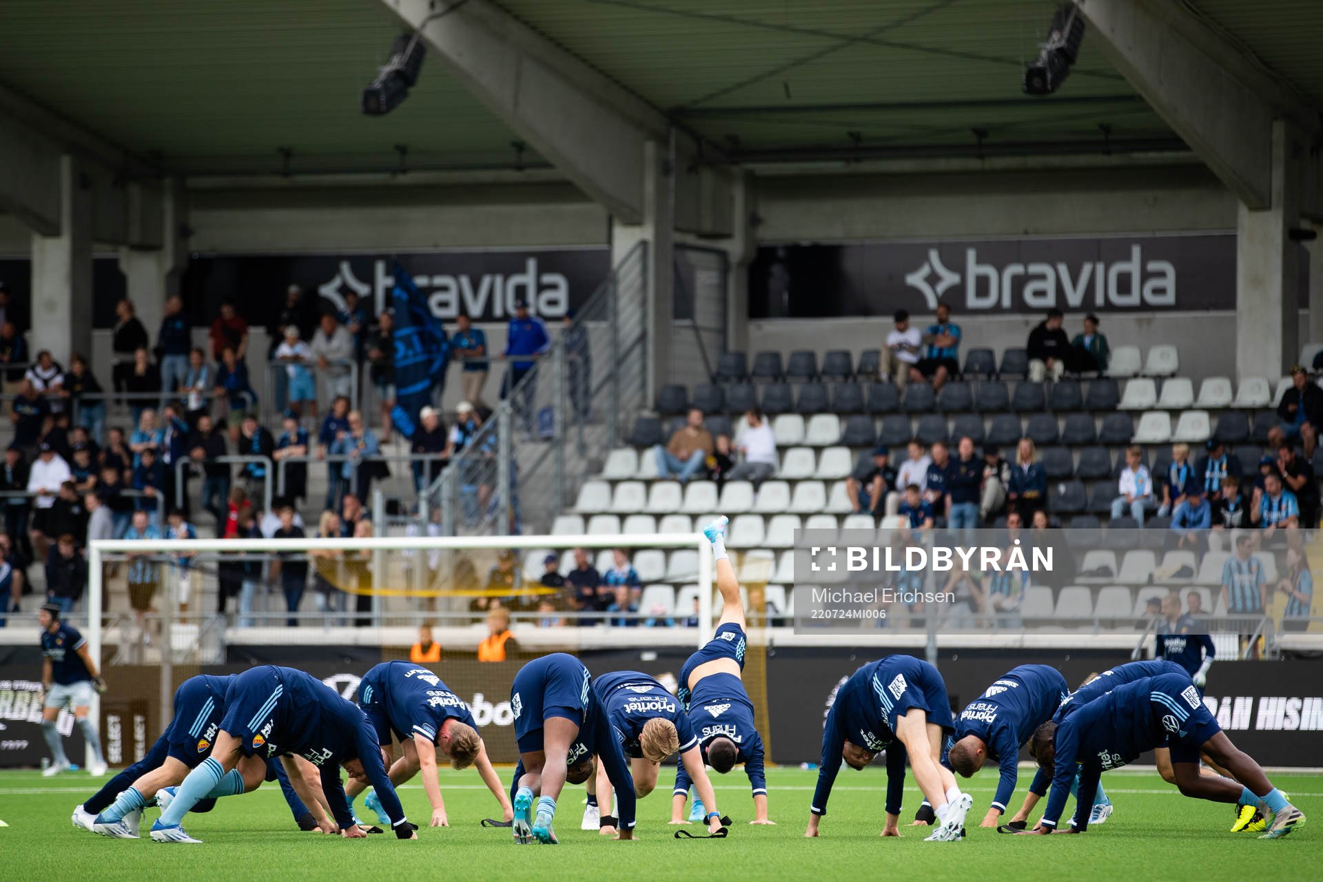 Djurgården värmer upp innan fotbollsmatchen i Allsvenskan
