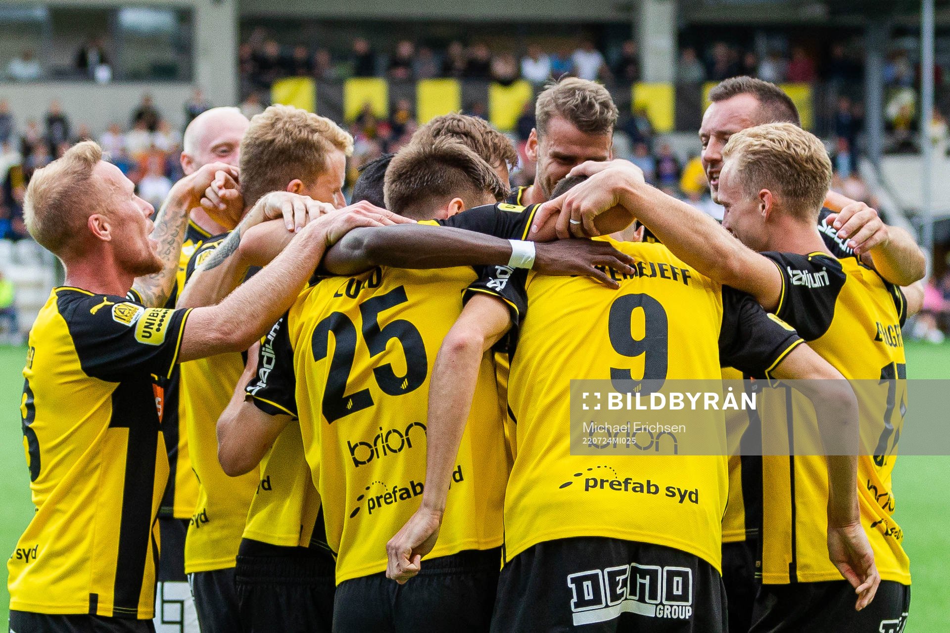 Häckens Alexander Jeremejeff jublar med lagkamrater efter 1-0 under fotbollsmatchen i Allsvenskan mellan Häcken och Djurgården den 24 juli 2022 i Göteborg.