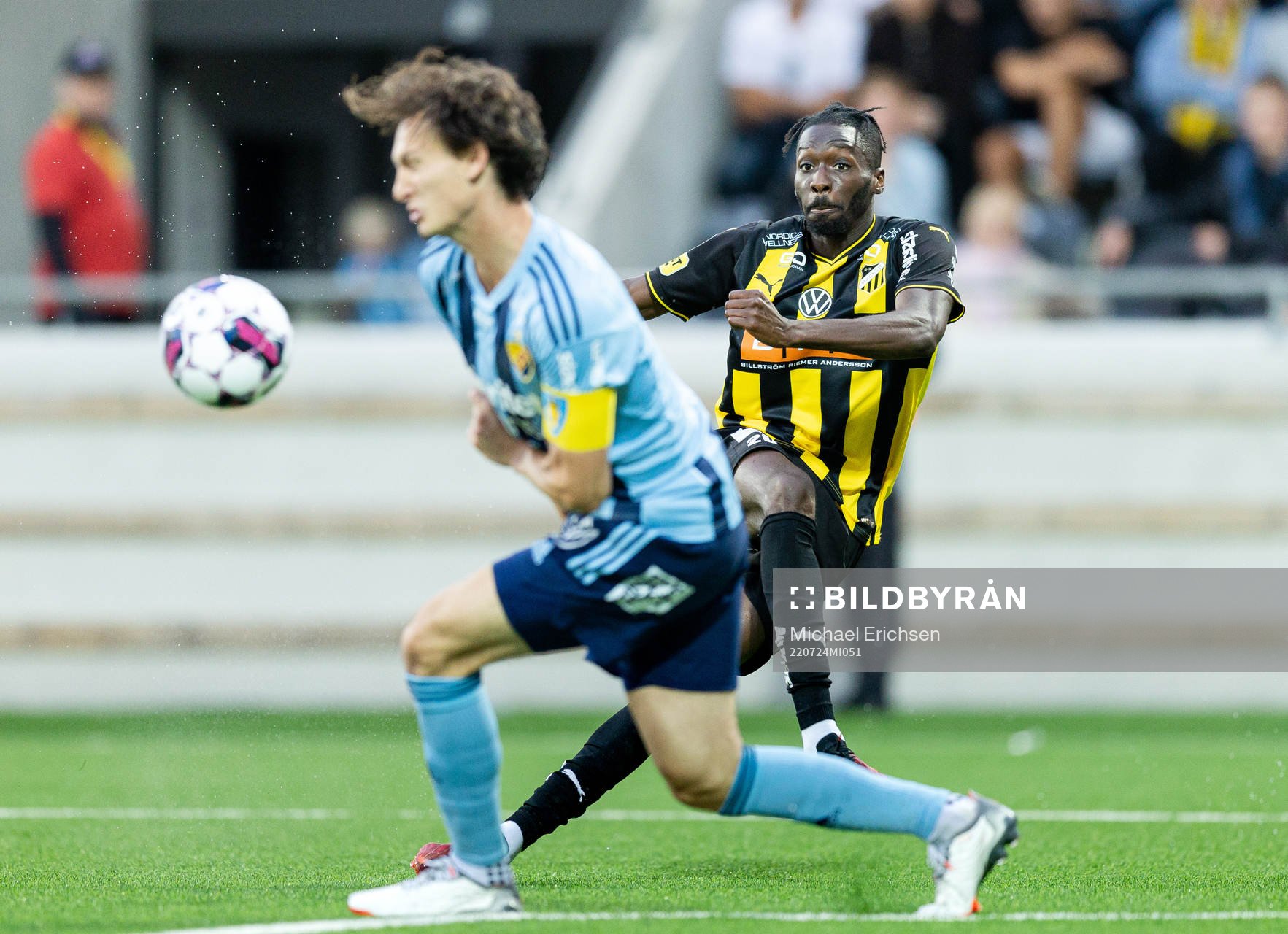 Djurgårdens Hjalmar Ekdal och Häckens Blair Sebastian