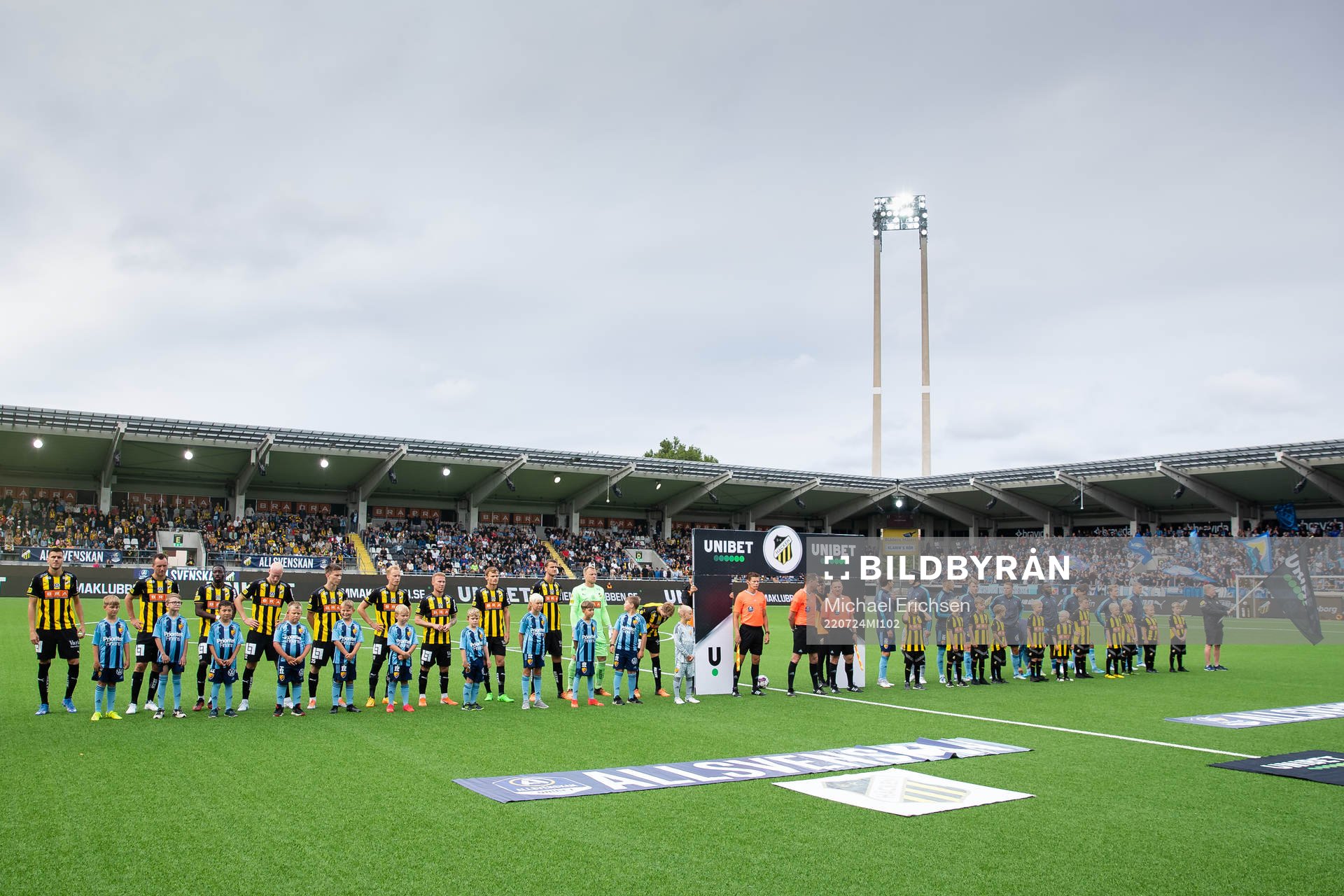 Lagen på line up innan fotbollsmatchen i Allsvenskan