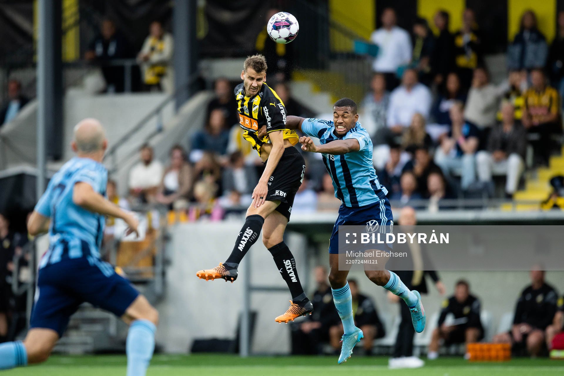 Häckens Johan Hammar i nickduell med Djurgårdens Isak Hien