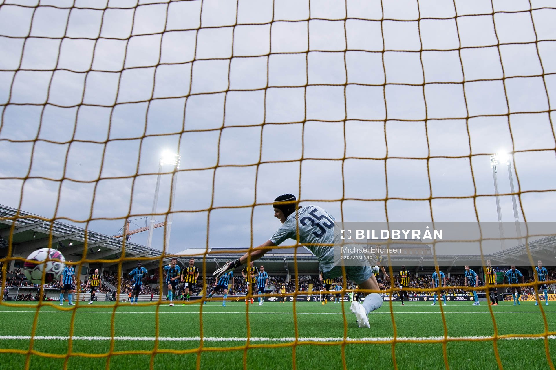 Häckens Alexander Jeremejeff skjuter 1-0 på straff i mål bakom Djurgårdens målvakt Jacob Widell Zetterström under fotbollsmatchen i Allsvenskan mellan Häcken och Djurgården den 24 juli 2022 i Göteborg.