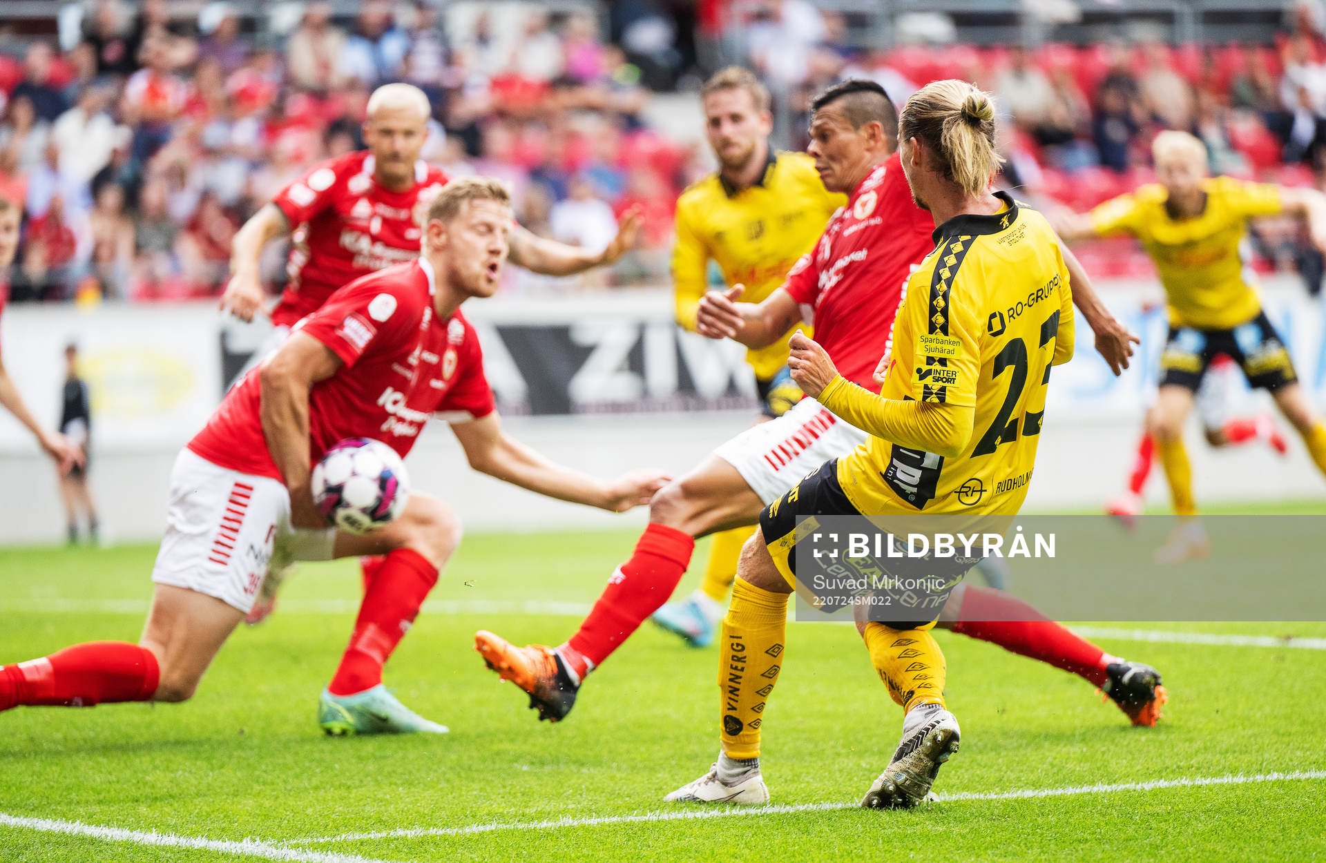 Elfsborgs Niklas Hult och Kalmars Lars Sætra samt Romario