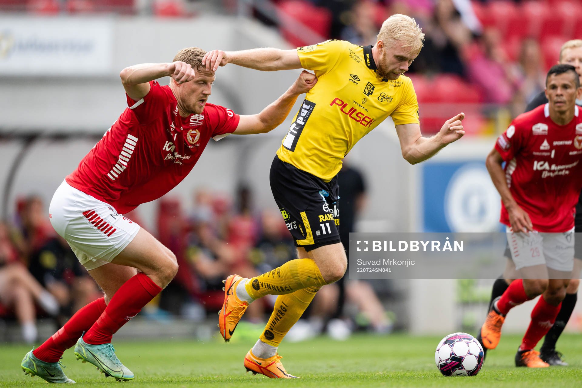 Kalmars Lars Saetra och Elfsborgs Sveinn Guðjohnsen under fotbollsmatchen i Allsvenskan mellan Kalmar och Elfsborg den 24 juli 2022 i Kalmar.