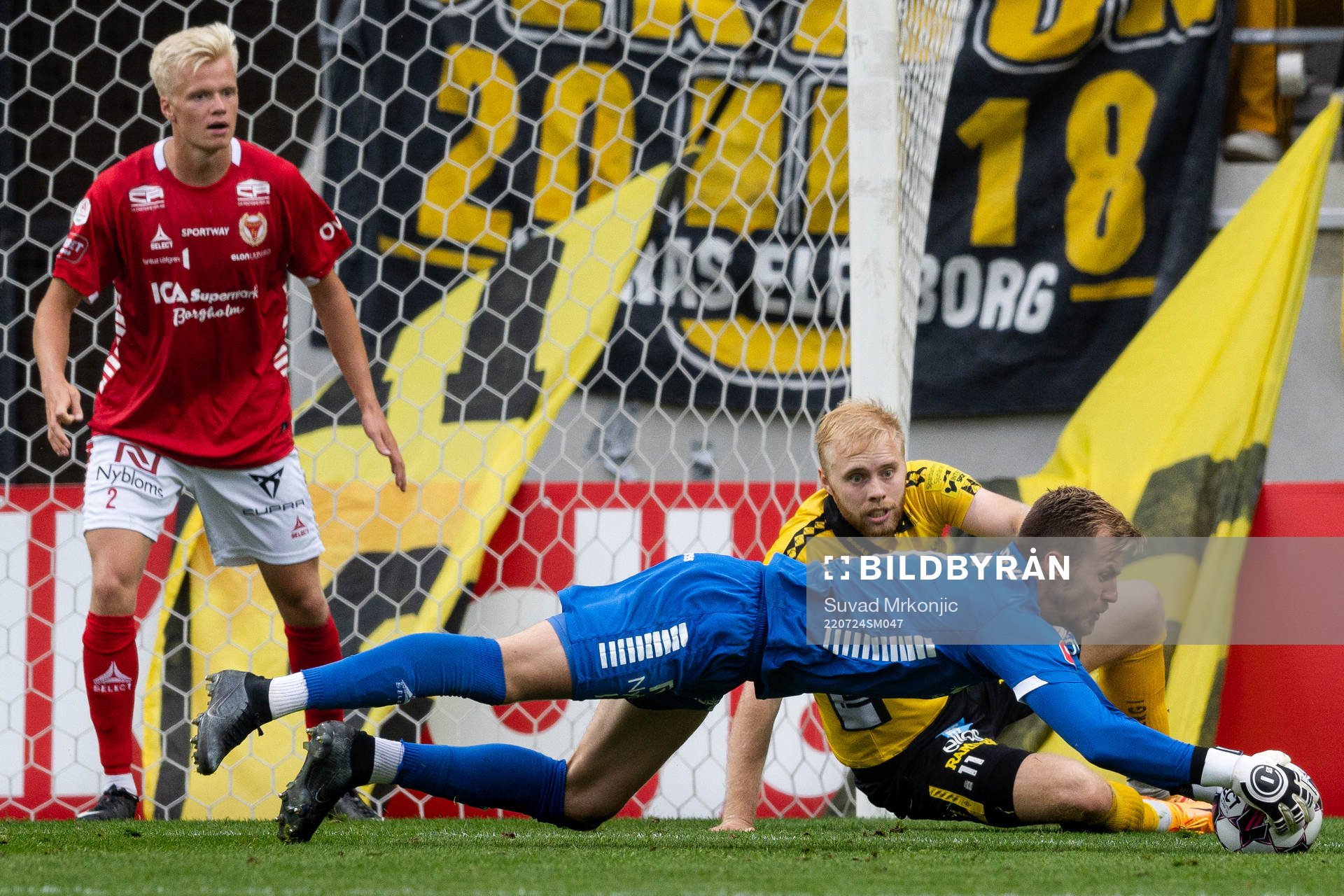 Kalmars målvakt Ricardo Friedrich räddar skott framför Elfsborgs Sveinn Guðjohnsen under fotbollsmatchen i Allsvenskan mellan Kalmar och Elfsborg den 24 juli 2022 i Kalmar.