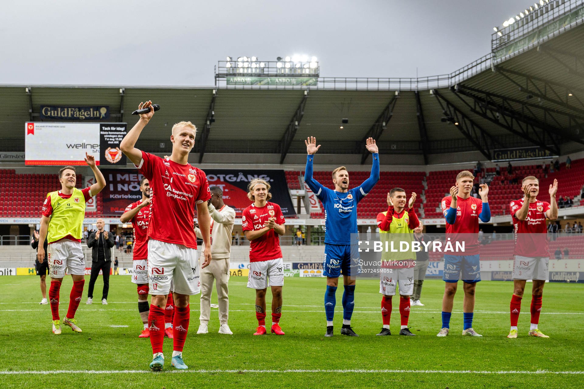 Kalmars David Kristjan Olafsson jublar med lagkamrater