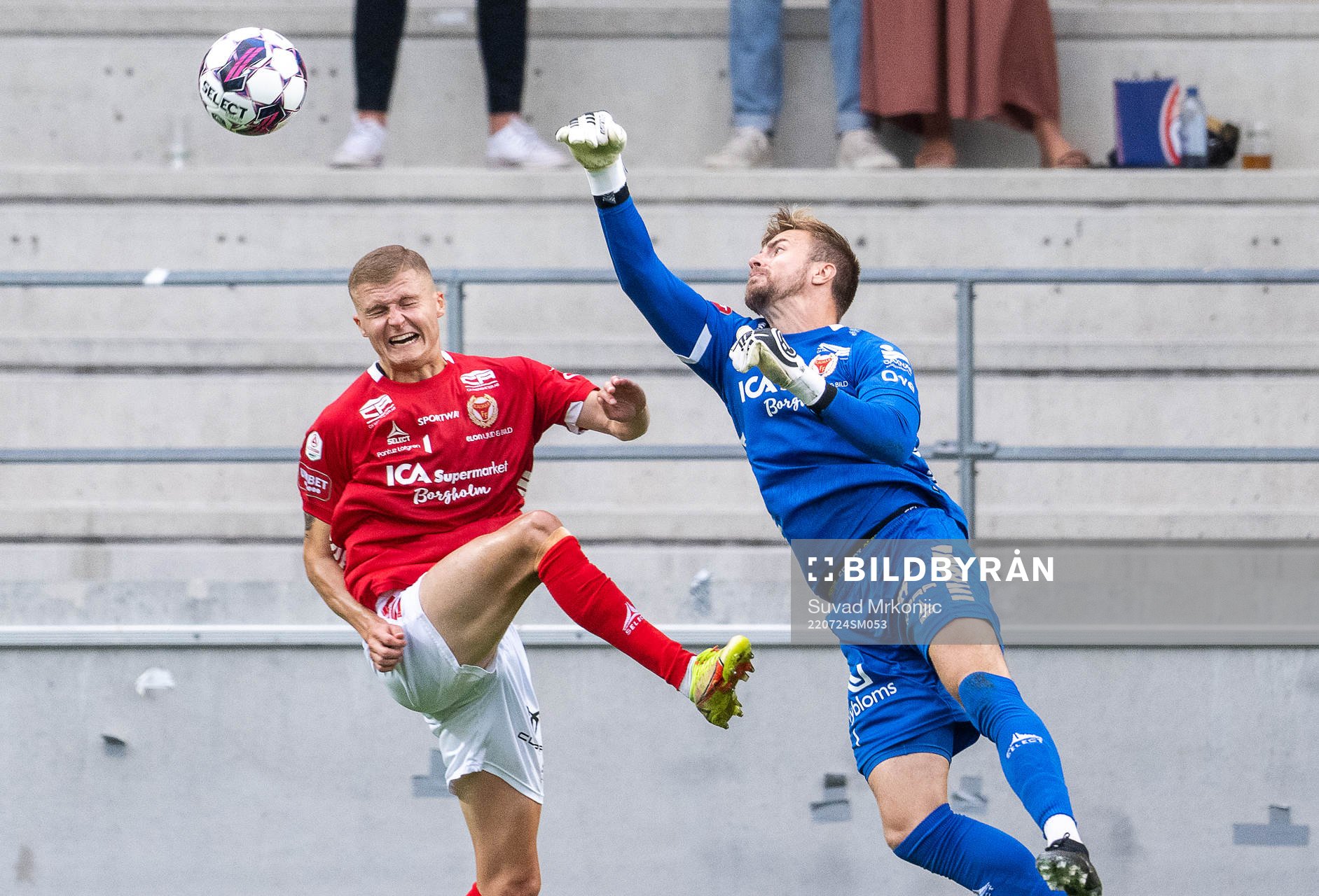 Kalmars Davíd Kristján Ólafsson och målvakt Ricardo Friedrich under fotbollsmatchen i Allsvenskan mellan Kalmar och Elfsborg den 24 juli 2022 i Kalmar.