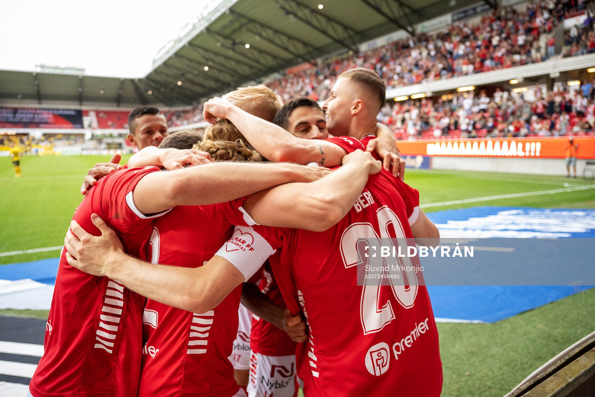 Kalmars Oliver Berg jublar med lagkamrater