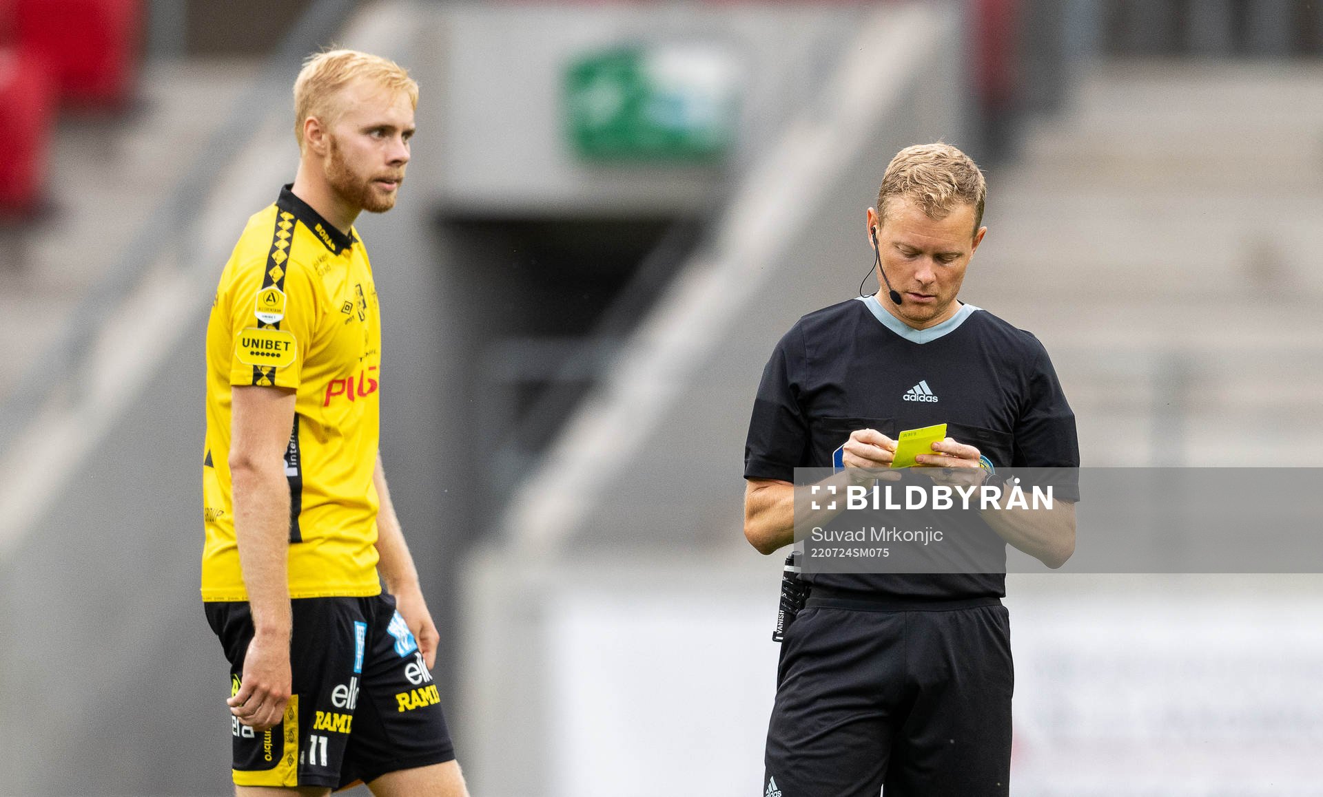 Domare Fredrik Klitte varnar Elfsborgs Sveinn Gudjohnsen under fotbollsmatchen i Allsvenskan mellan Kalmar och Elfsborg den 24 juli 2022 i Kalmar.