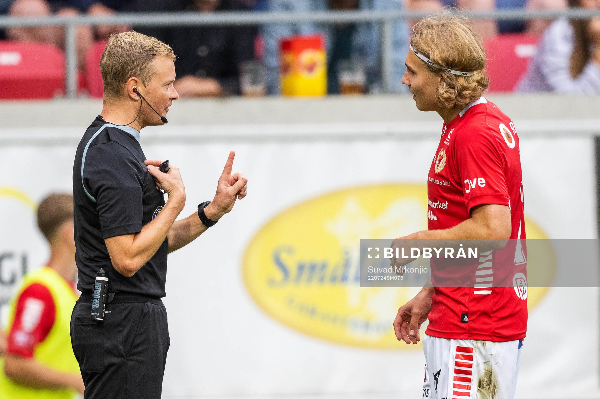 Domare Fredrik Klitte samtalar med Kalmars Sebastian Nanasi