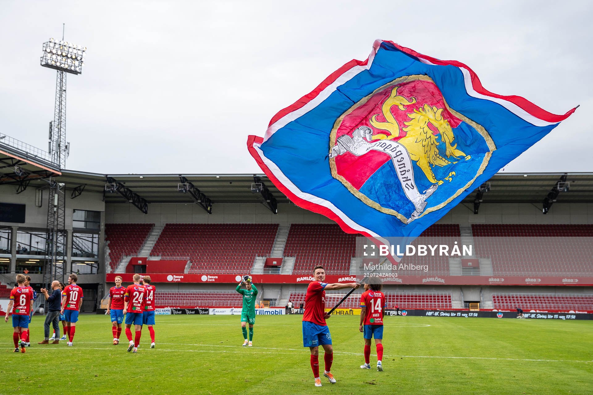 Helsingborgs Viljormur Davidsen jublar med en flagga