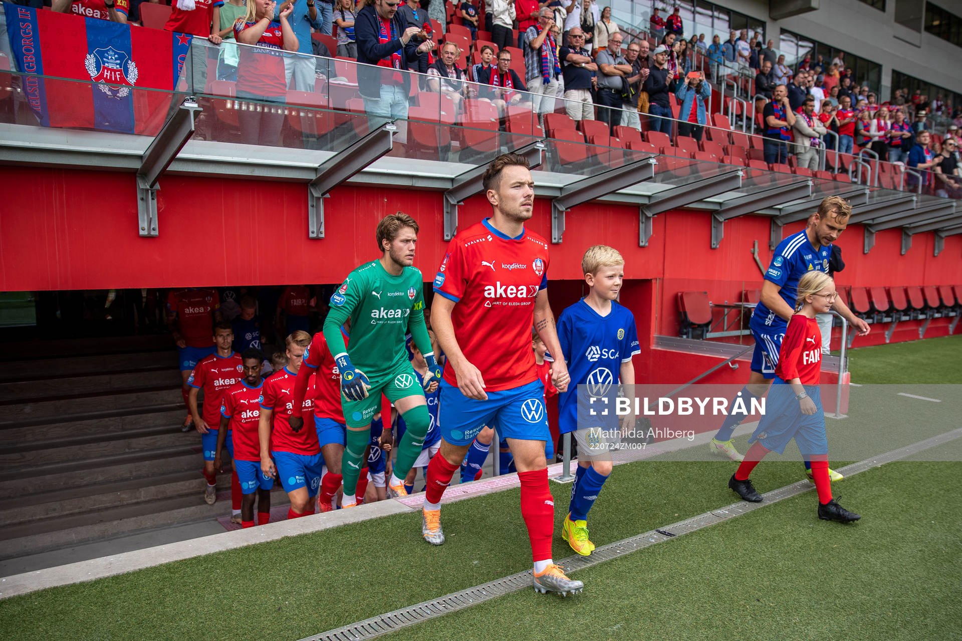 Helsingborgs Viljormur Davidsen och GIF Sundsvalls Pontus Engblom inför fotbollsmatchen i Allsvenskan mellan Helsingborg och GIF Sundsvall den 24 juli 2022 i Helsingborg.
