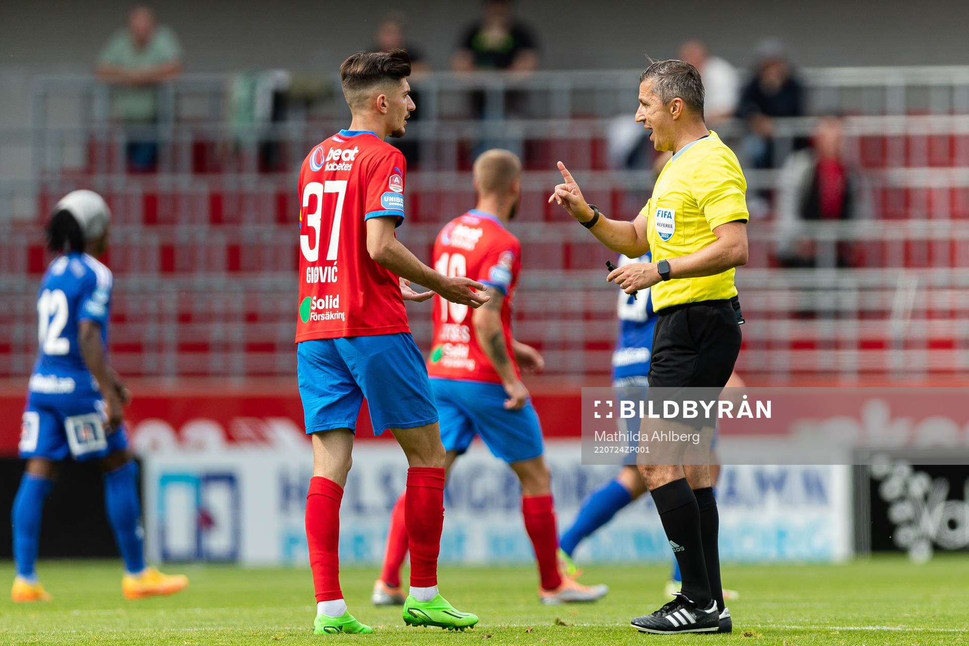 Helsingborgs Armin Gigovic och domare Bojan Pandzic