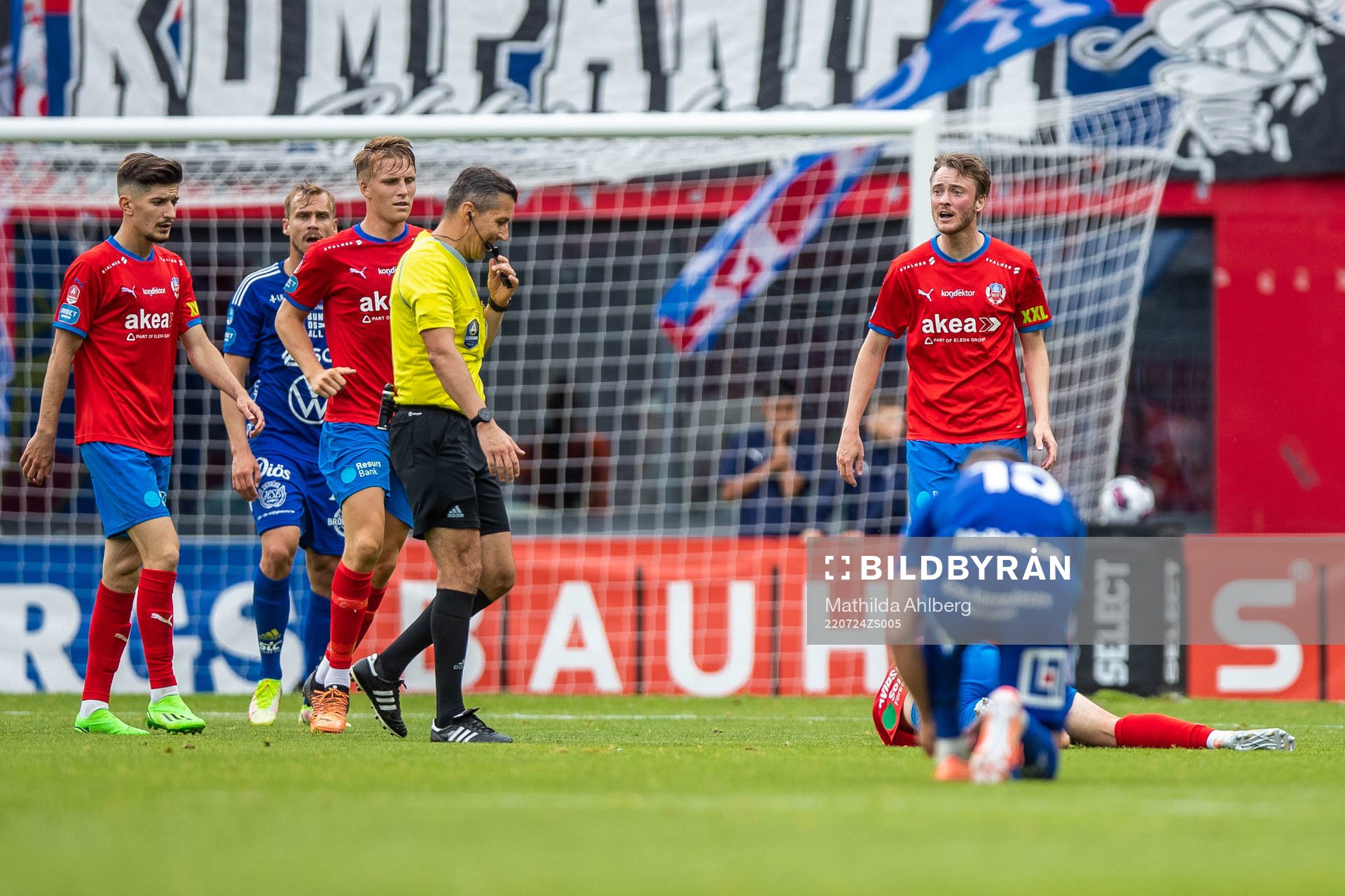 Helsingborgs Rasmus Jönsson reagerar mot domare Bojan