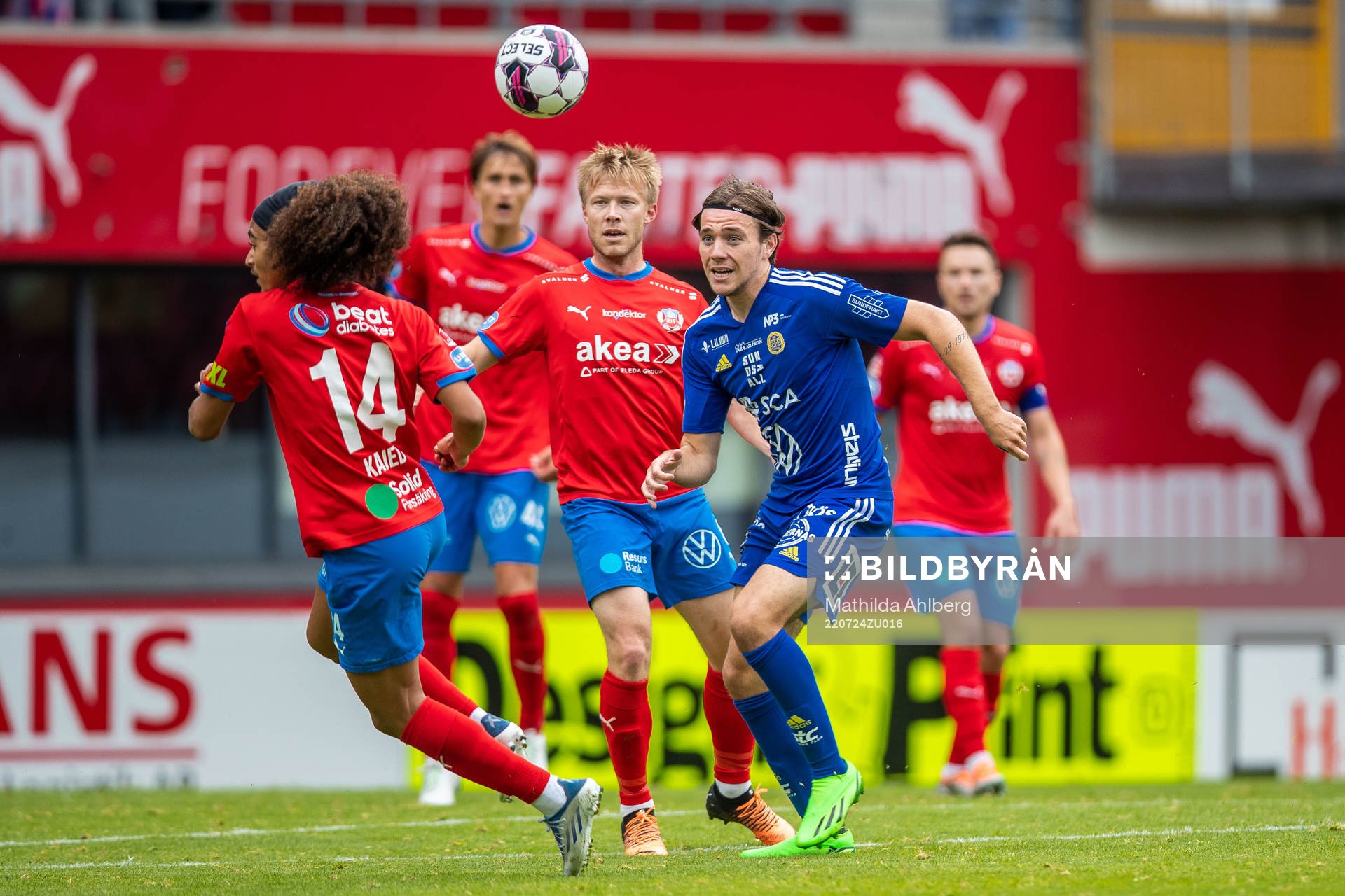 Helsingborgs Adam Kaied och Andreas Landgren i duell med GIF Sundsvalls Alexander Larsson under fotbollsmatchen i Allsvenskan mellan Helsingborg och GIF Sundsvall den 24 juli 2022 i Helsingborg.