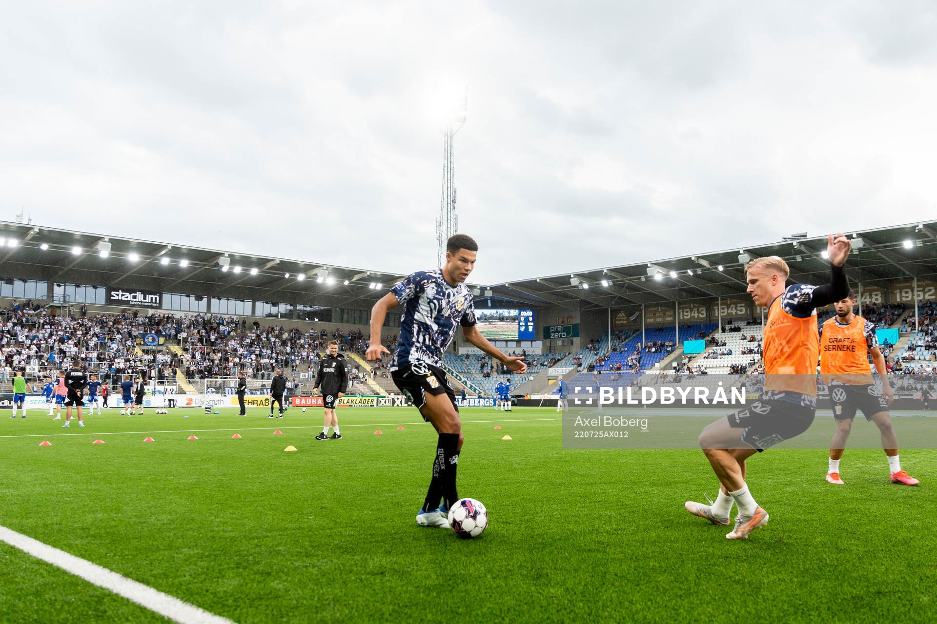 IFK Göteborgs Alexander Jallow värmer upp
