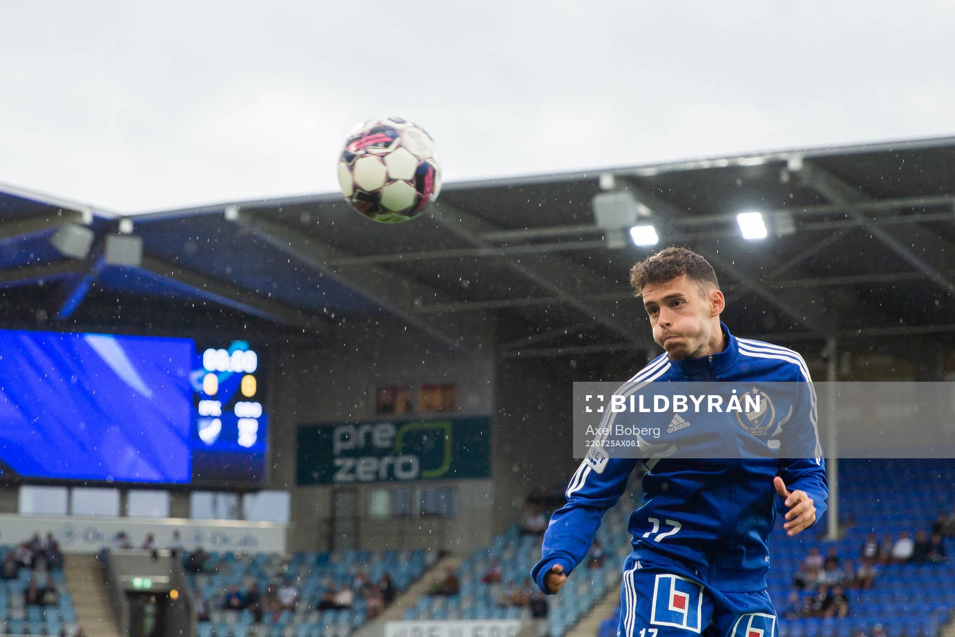 IFK Norrköpings Laurent Shabani värmer upp