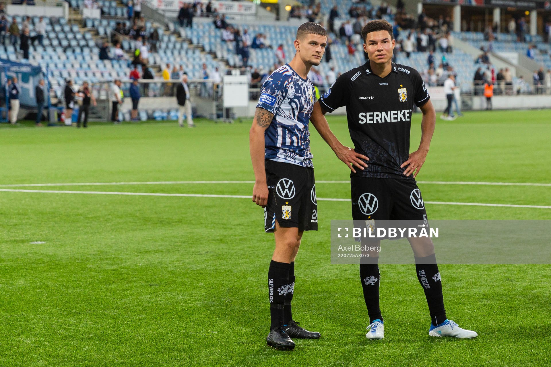 IFK Göteborgs Filip Ambroz och Alexander Jallow efter fotbollsmatchen i Allsvenskan mellan IFK Norrköping och IFK Göteborg den 25 juli 2022 i Norrköping.