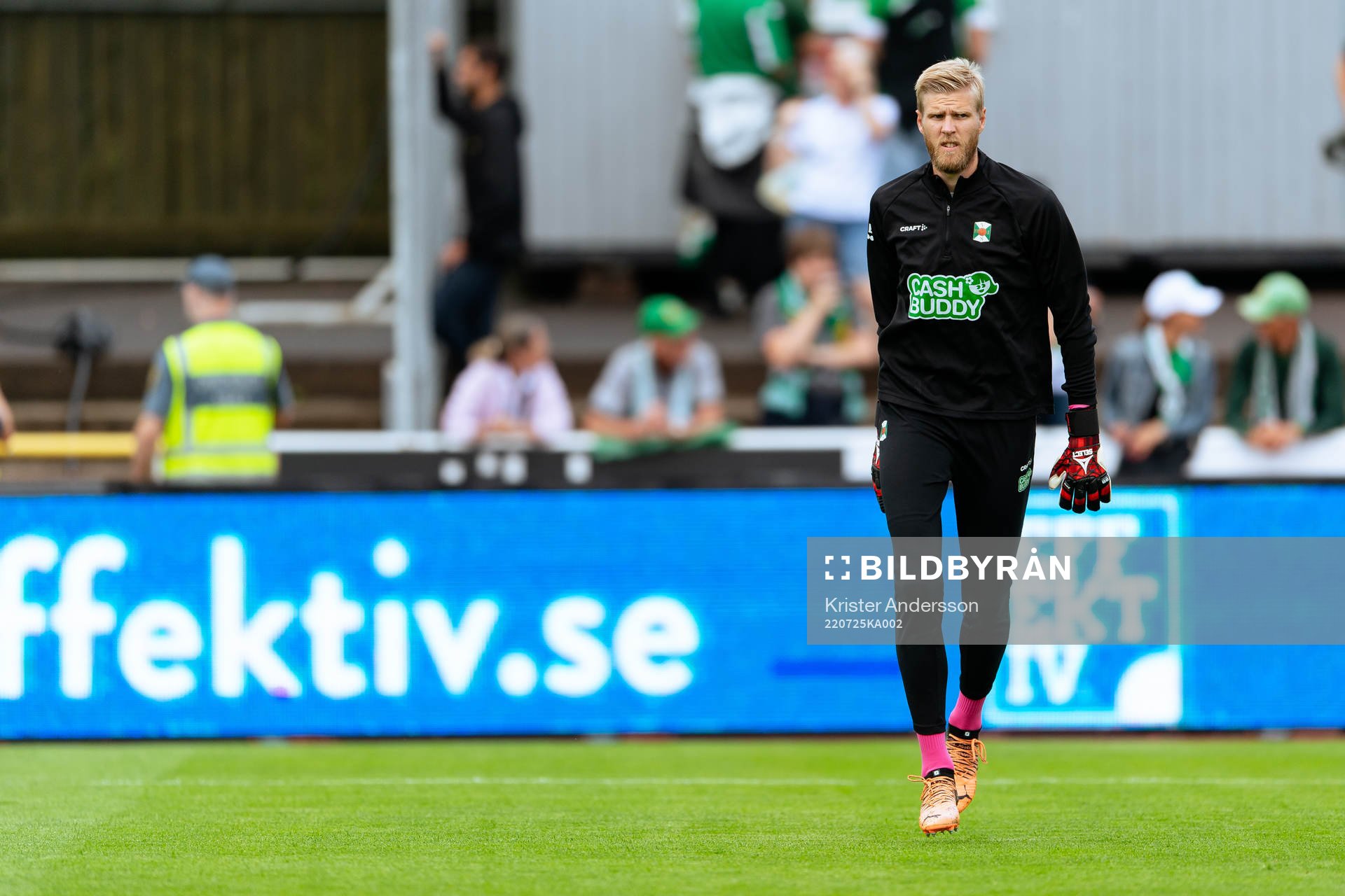 Varbergs målvakt Fredrik Andersson före fotbollsmatchen i Allsvenskan mellan Varberg och Hammarby den 25 juli 2022 i Varberg. 
