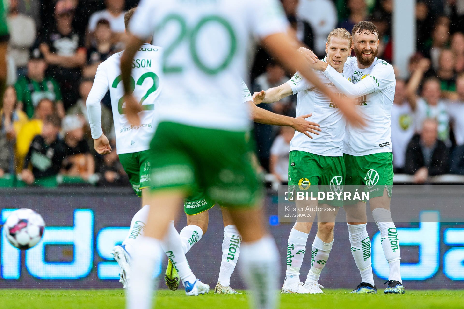 Hammarbys Gustav Ludwigson jublar med Simon Sandberg