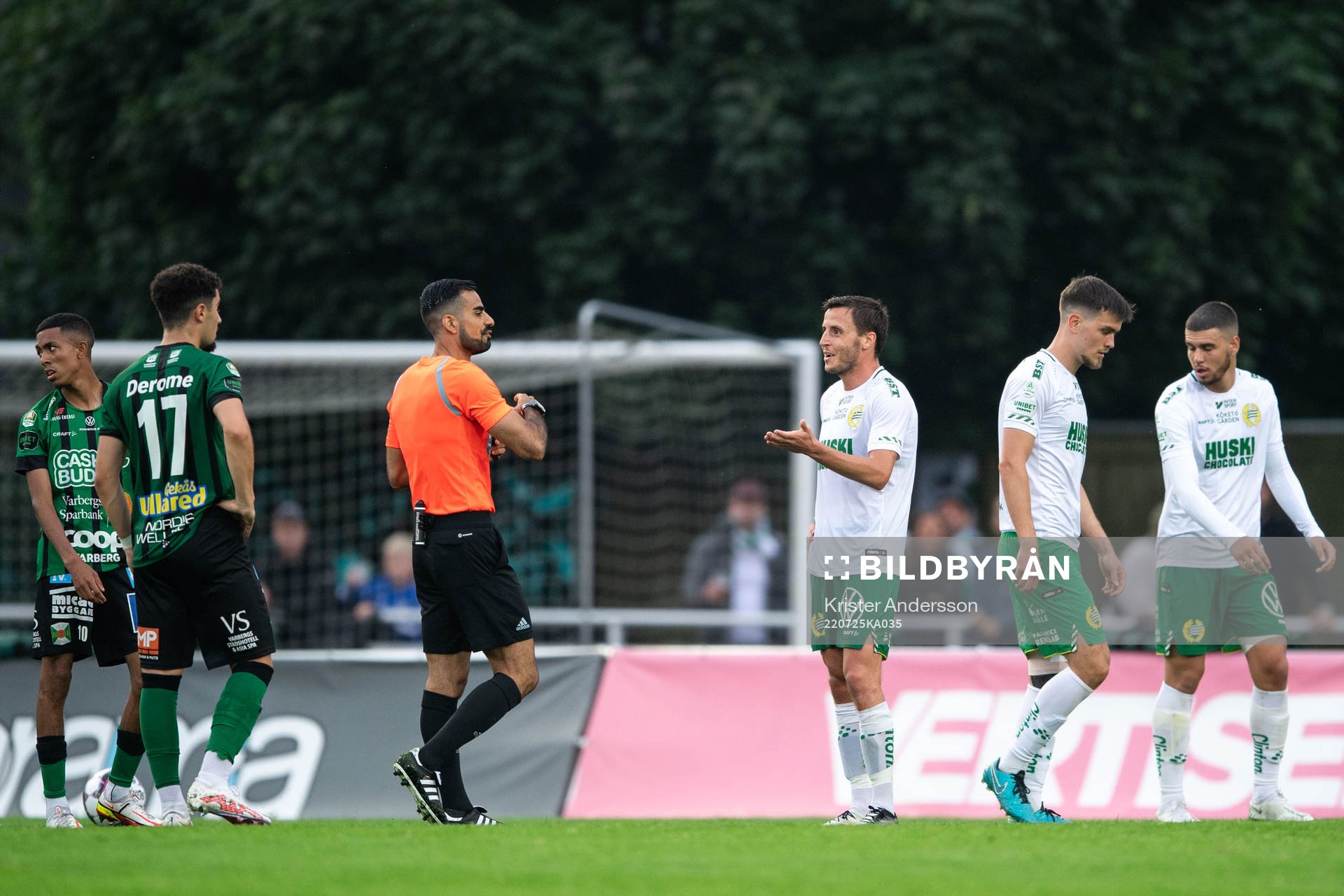 Hammarbys Jeppe Andersen tilldelas gult kort av domare