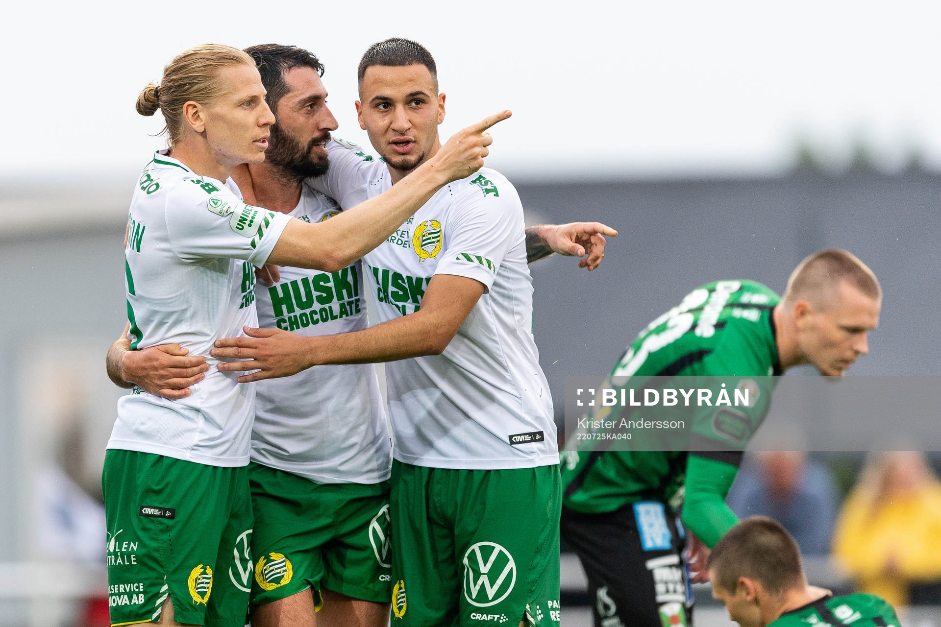 Hammarbys Nahir Besara jublar med Gustav Ludwigson (v) och
